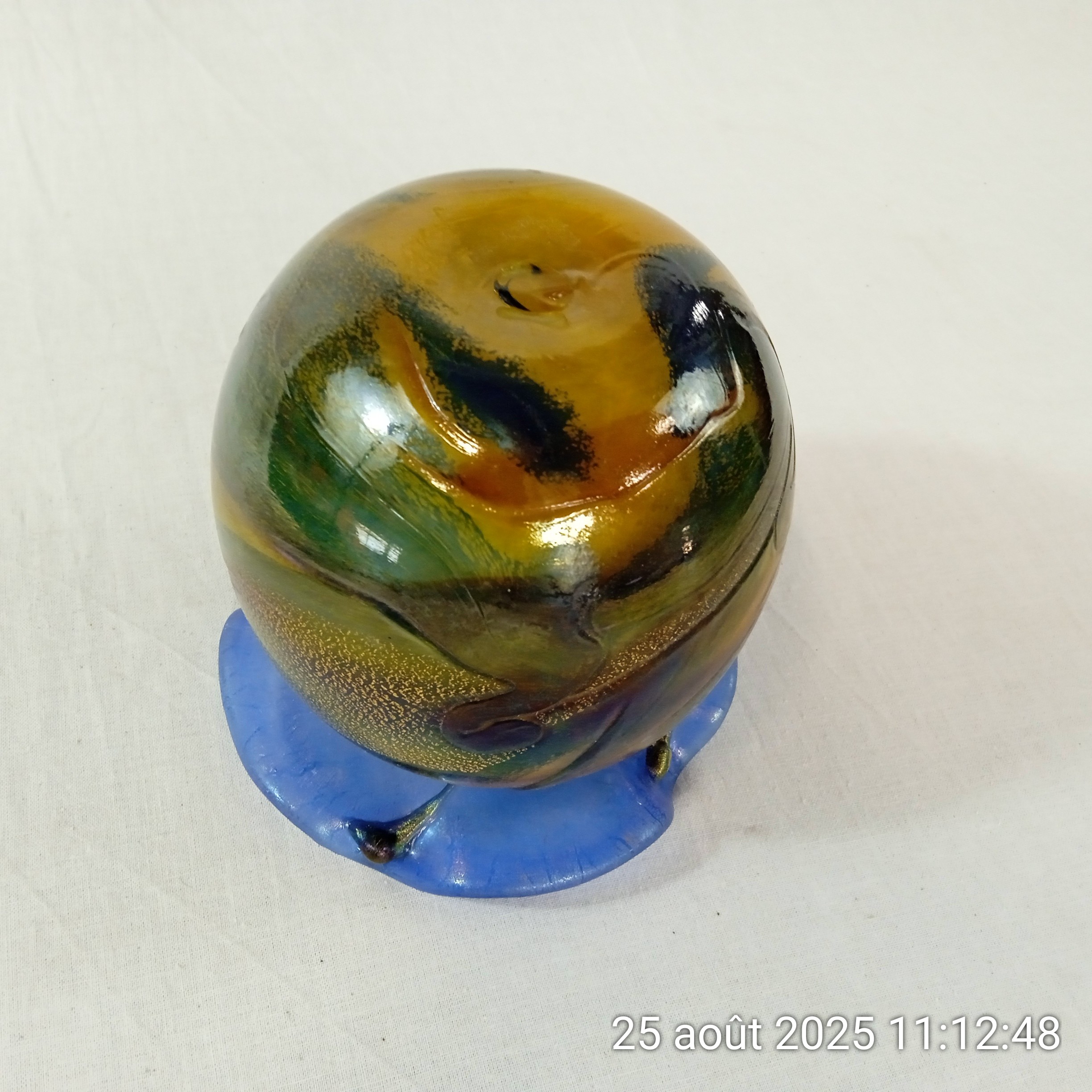 Voir photo 2 de Vase boule ourlé en verre soufflé avec incrustations Verrerie d'Art fait main Vase boule ourlé en verre soufflé avec incrustations Verrerie d'Art fait main Très bon état reconditionné photo 2