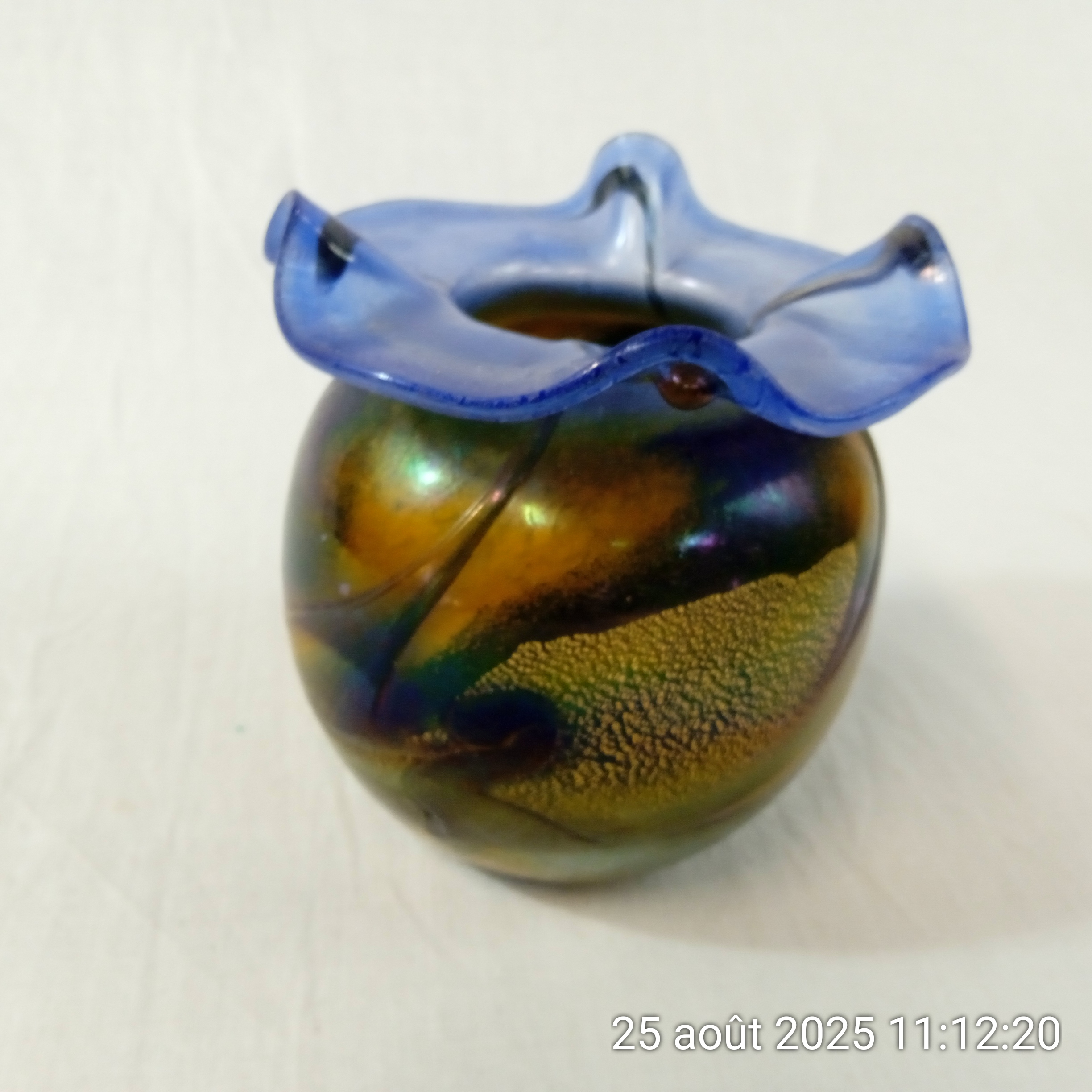 Voir photo 3 de Vase boule ourlé en verre soufflé avec incrustations Verrerie d'Art fait main Vase boule ourlé en verre soufflé avec incrustations Verrerie d'Art fait main Très bon état reconditionné photo 3