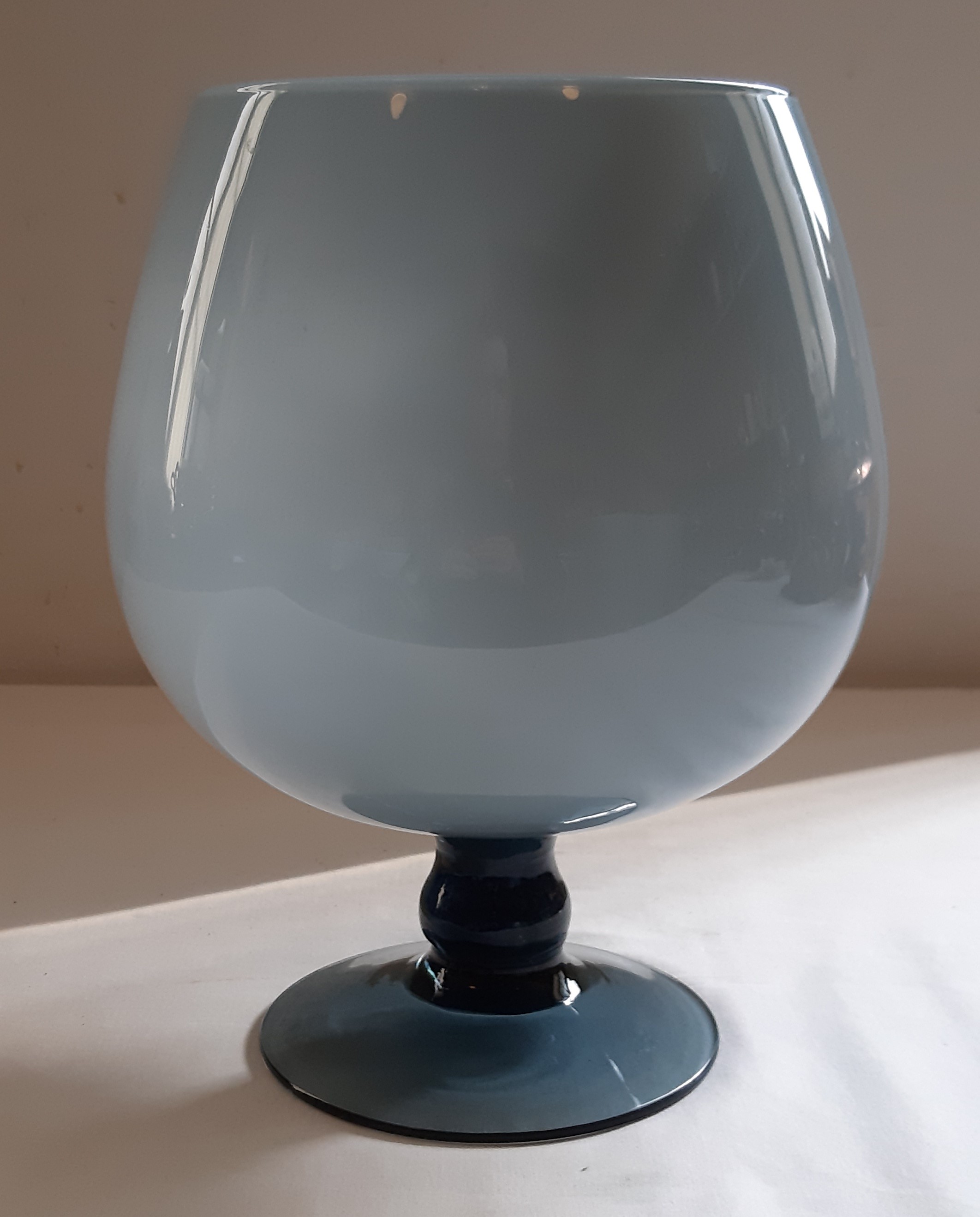 Voir photo 2 de Vase boule sur pied en verre coloré bleu, décor floral devant, vintage Vase boule sur pied en verre coloré bleu, décor floral devant, vintage Très bon état reconditionné photo 2