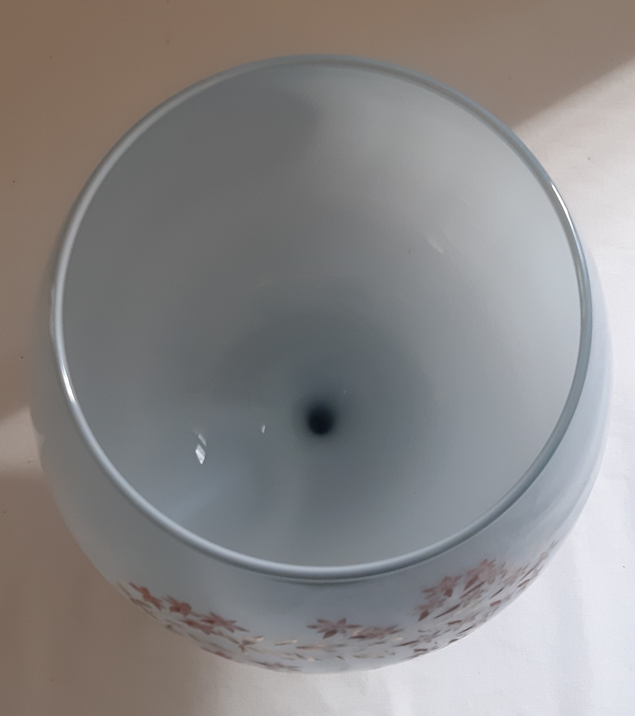 Voir photo 3 de Vase boule sur pied en verre coloré bleu, décor floral devant, vintage Vase boule sur pied en verre coloré bleu, décor floral devant, vintage Très bon état reconditionné photo 3