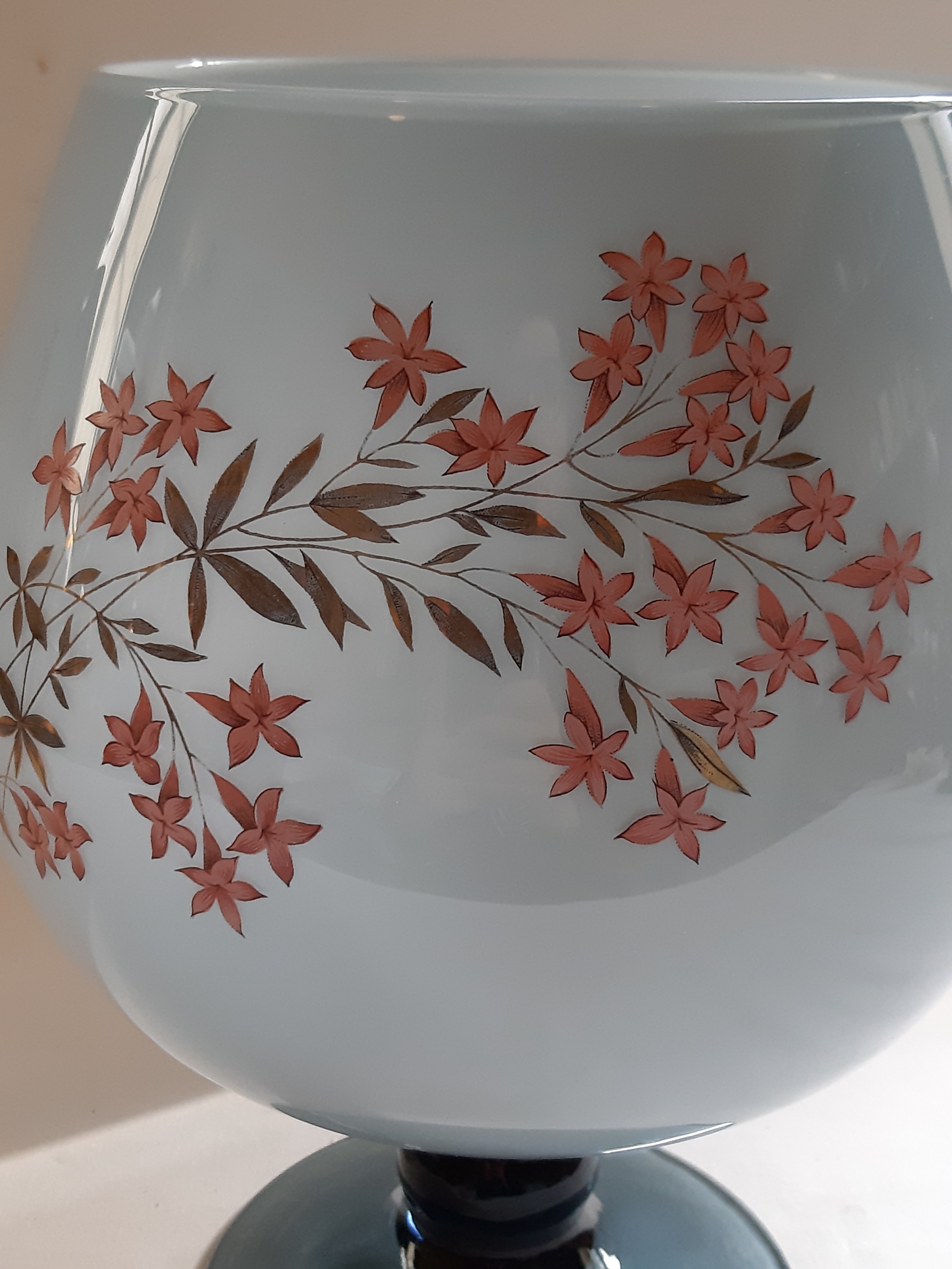 Voir photo 4 de Vase boule sur pied en verre coloré bleu, décor floral devant, vintage Vase boule sur pied en verre coloré bleu, décor floral devant, vintage Très bon état reconditionné photo 4