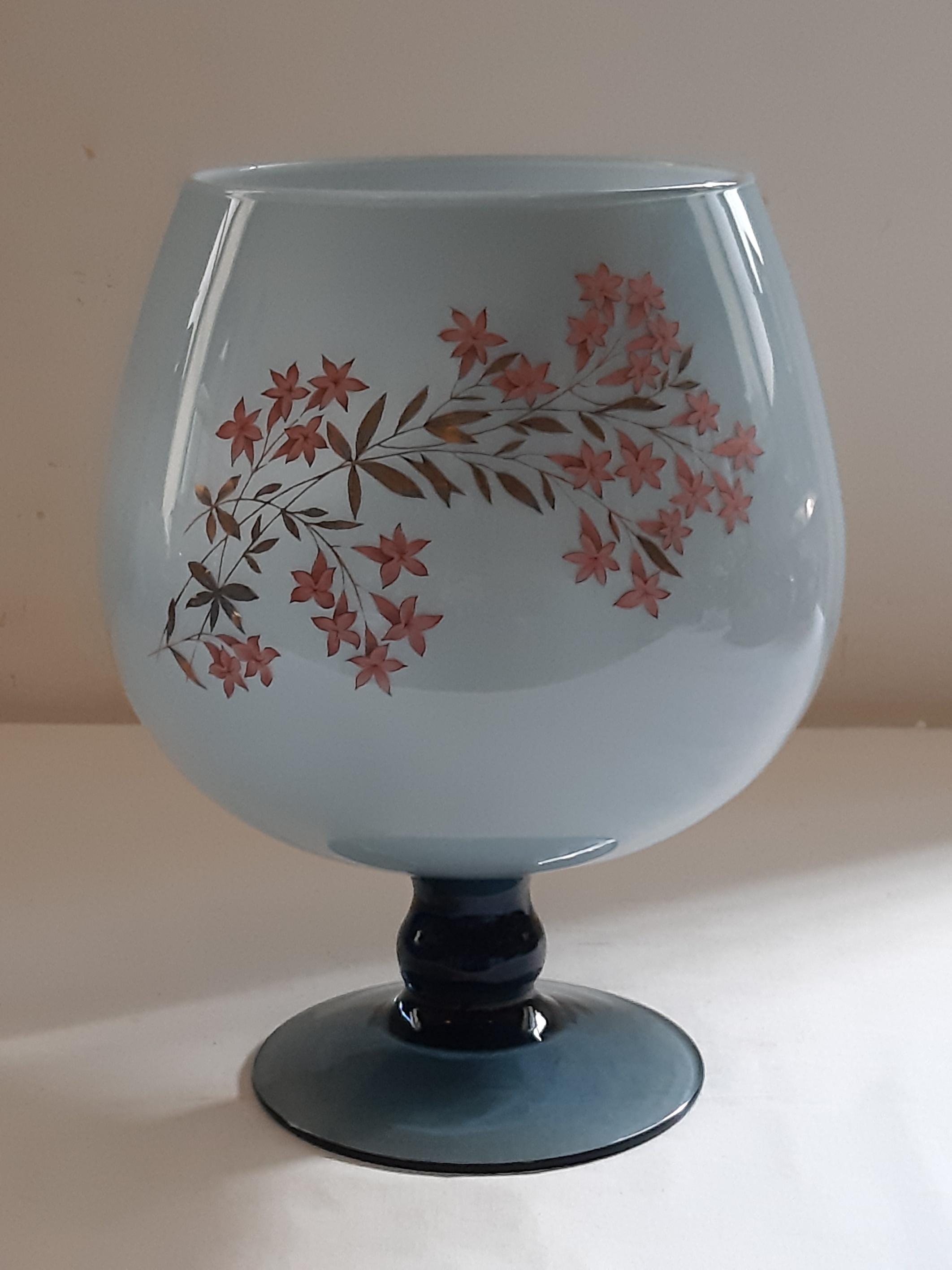 Vase boule sur pied en verre coloré bleu, décor floral devant, vintage Très bon état - alternatives disponibles sur Dero Vase boule sur pied en verre coloré bleu, décor floral devant, vintage Très bon état reconditionné (offre indisponible)