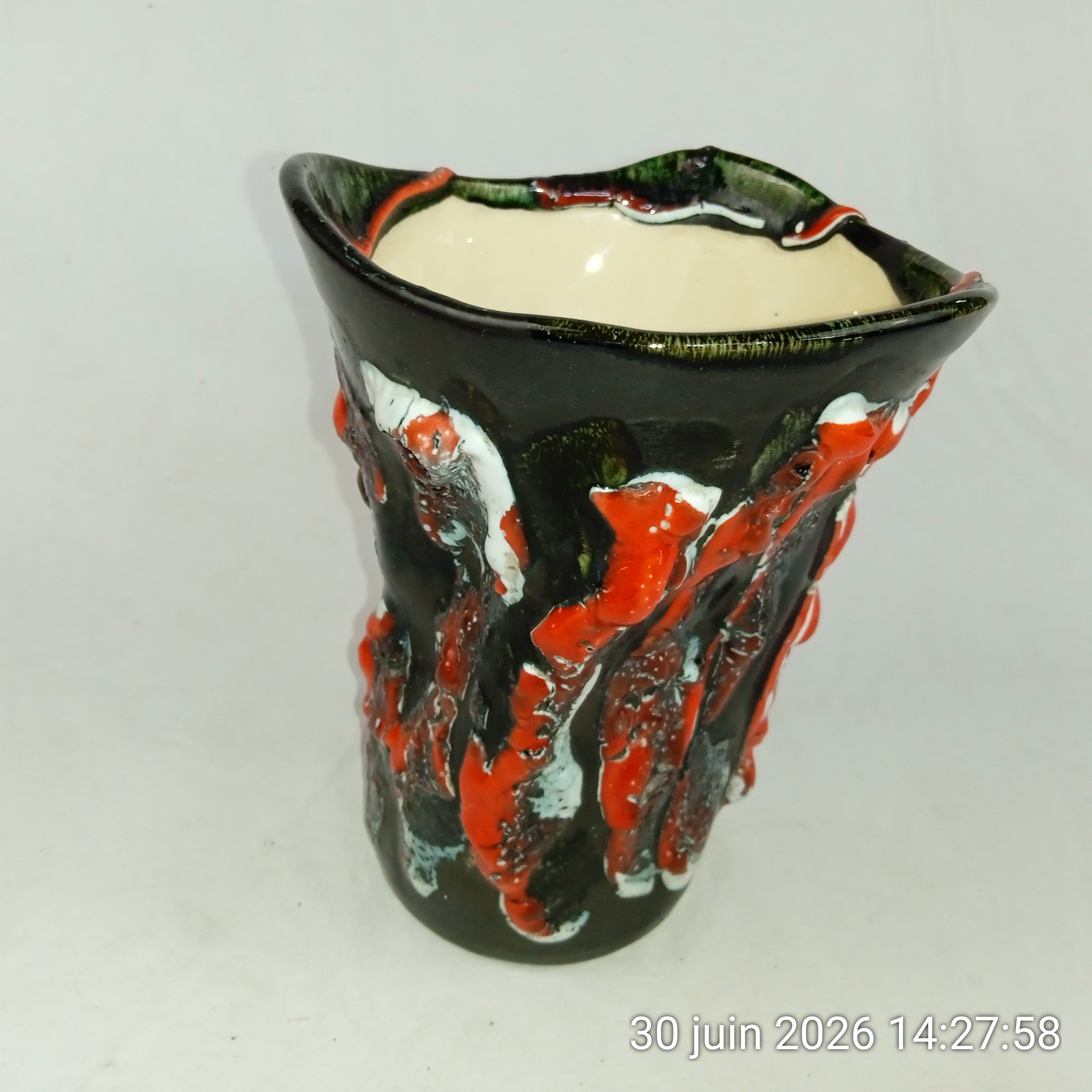 Voir photo 2 de Vase céramique Lava Cratères rouge blanc noir 15 cm vintage 60's Vase céramique Lava Cratères rouge blanc noir 15 cm vintage 60's Très bon état reconditionné photo 2