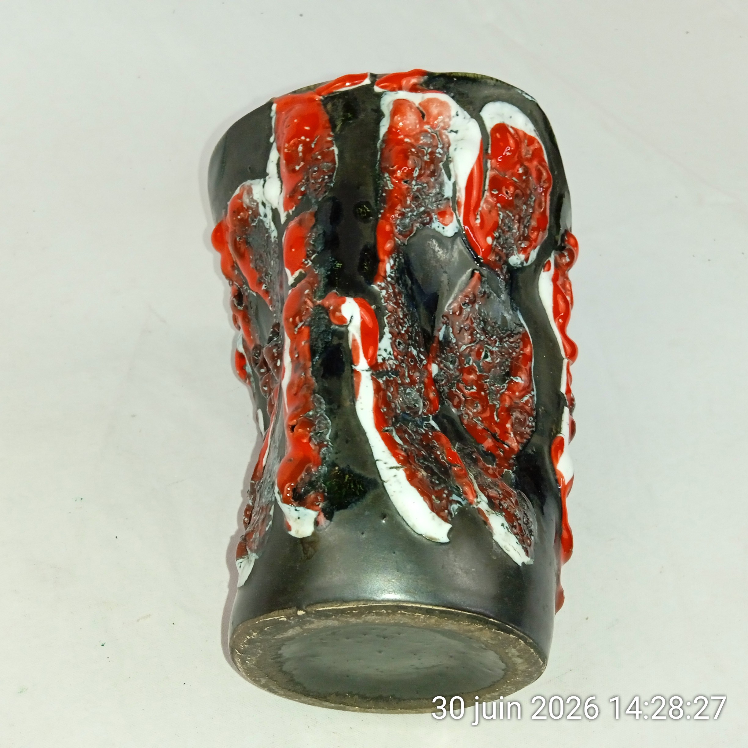 Voir photo 4 de Vase céramique Lava Cratères rouge blanc noir 15 cm vintage 60's Vase céramique Lava Cratères rouge blanc noir 15 cm vintage 60's Très bon état reconditionné photo 4