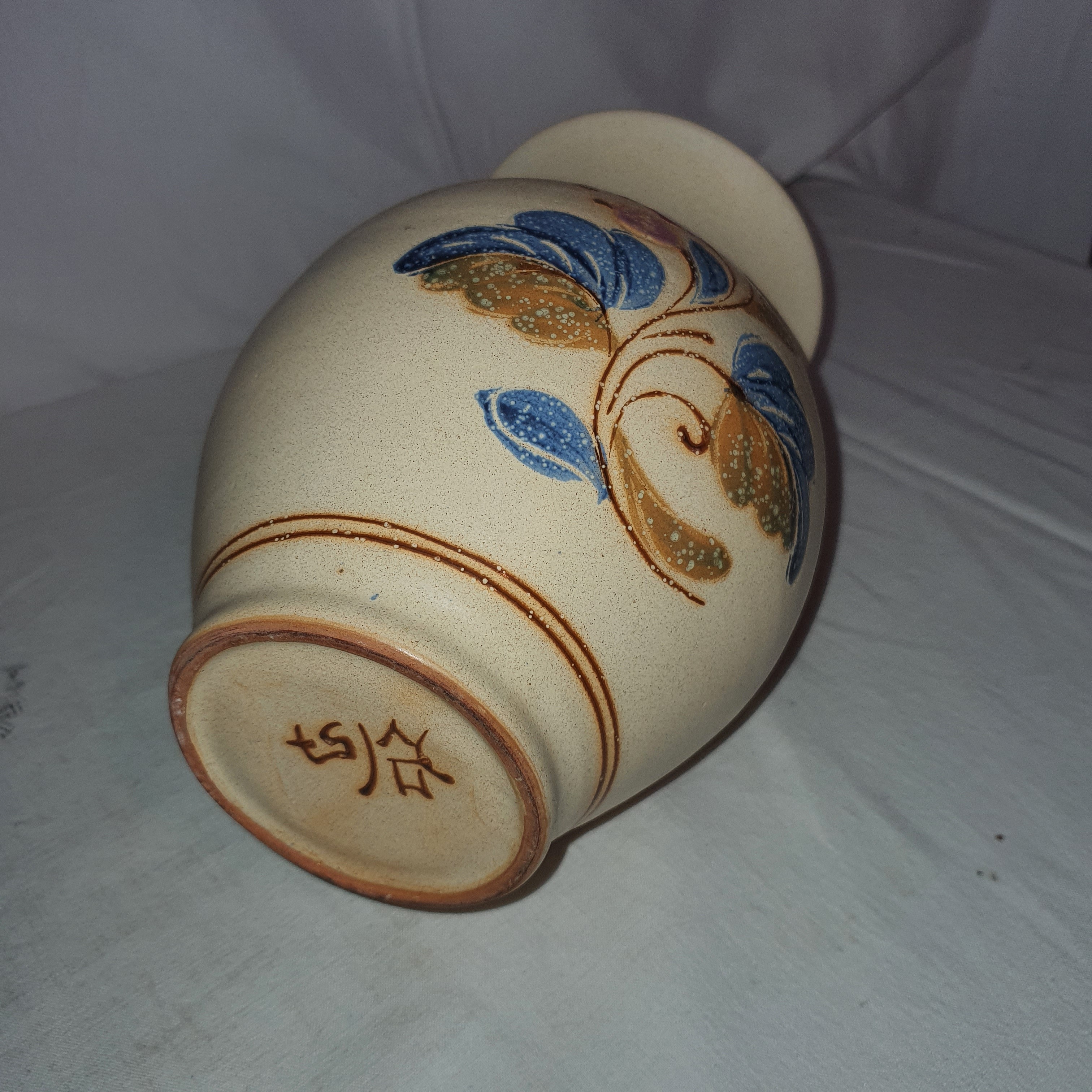 Voir photo 2 de Vase céramique vintage décors oiseaux signé Vase céramique vintage décors oiseaux signé Très bon état reconditionné photo 2