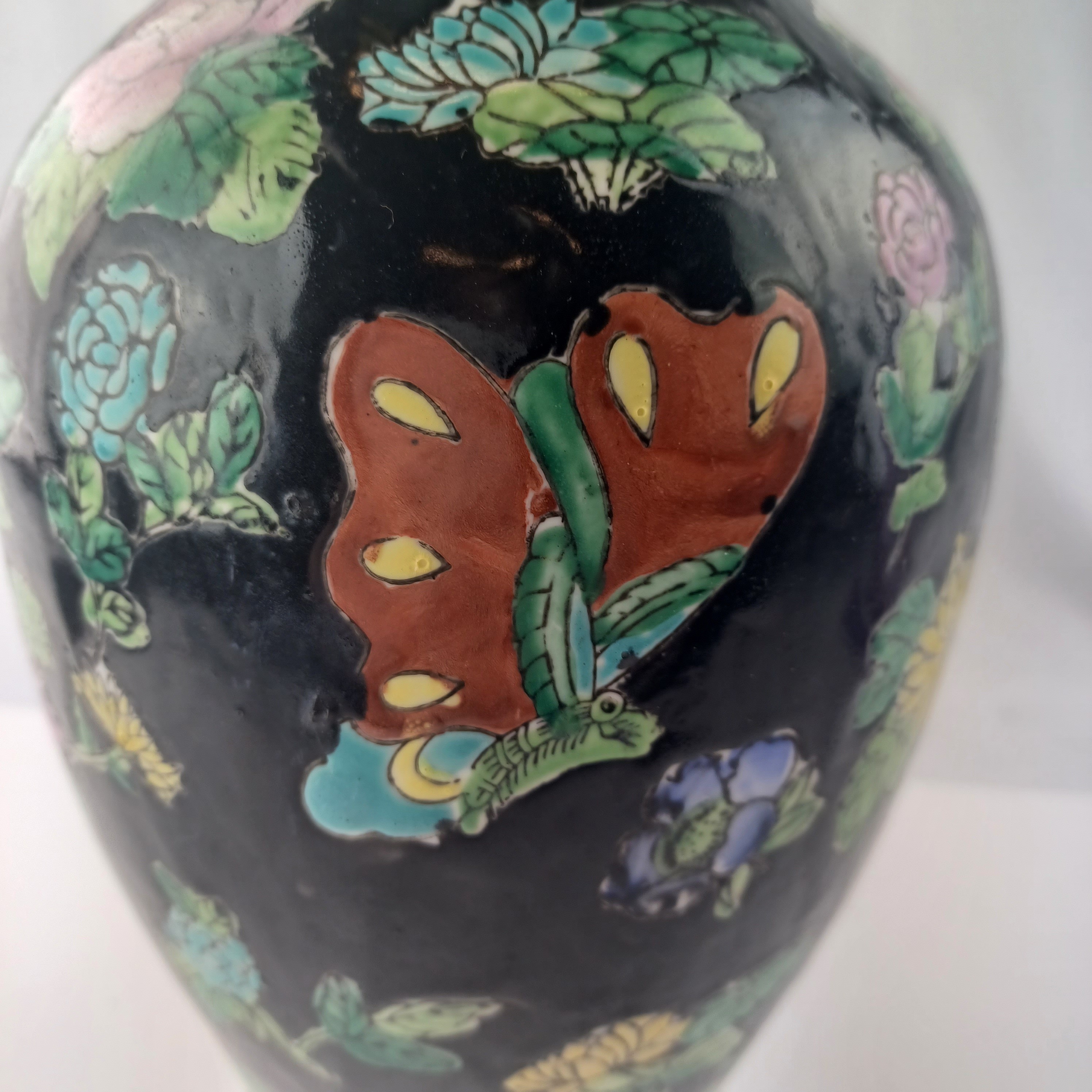 Voir photo 2 de Vase chinois noir à motifs floraux avec un grand papillon de 31cm Vase chinois noir à motifs floraux avec un grand papillon de 31cm Très bon état reconditionné photo 2