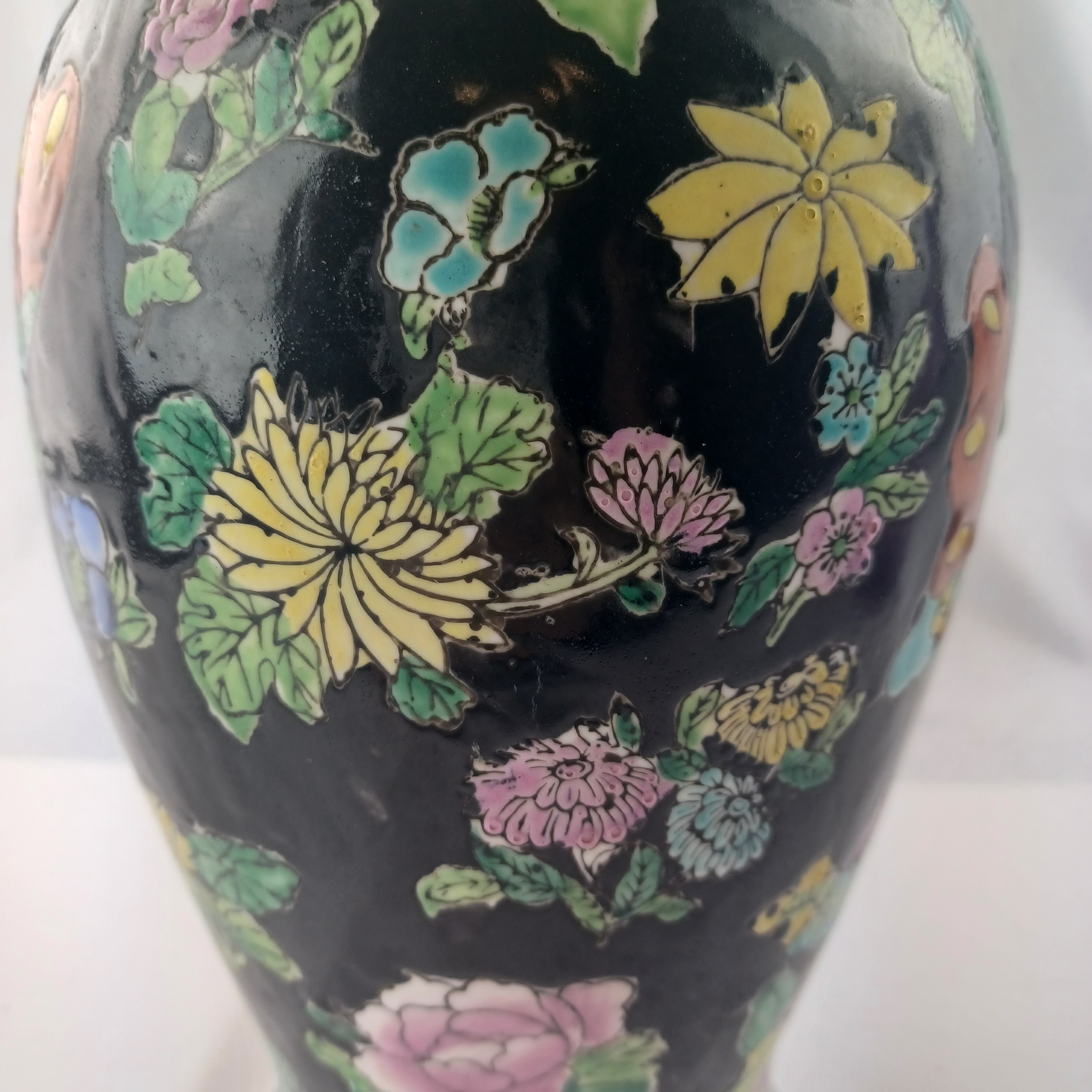 Voir photo 3 de Vase chinois noir à motifs floraux avec un grand papillon de 31cm Vase chinois noir à motifs floraux avec un grand papillon de 31cm Très bon état reconditionné photo 3