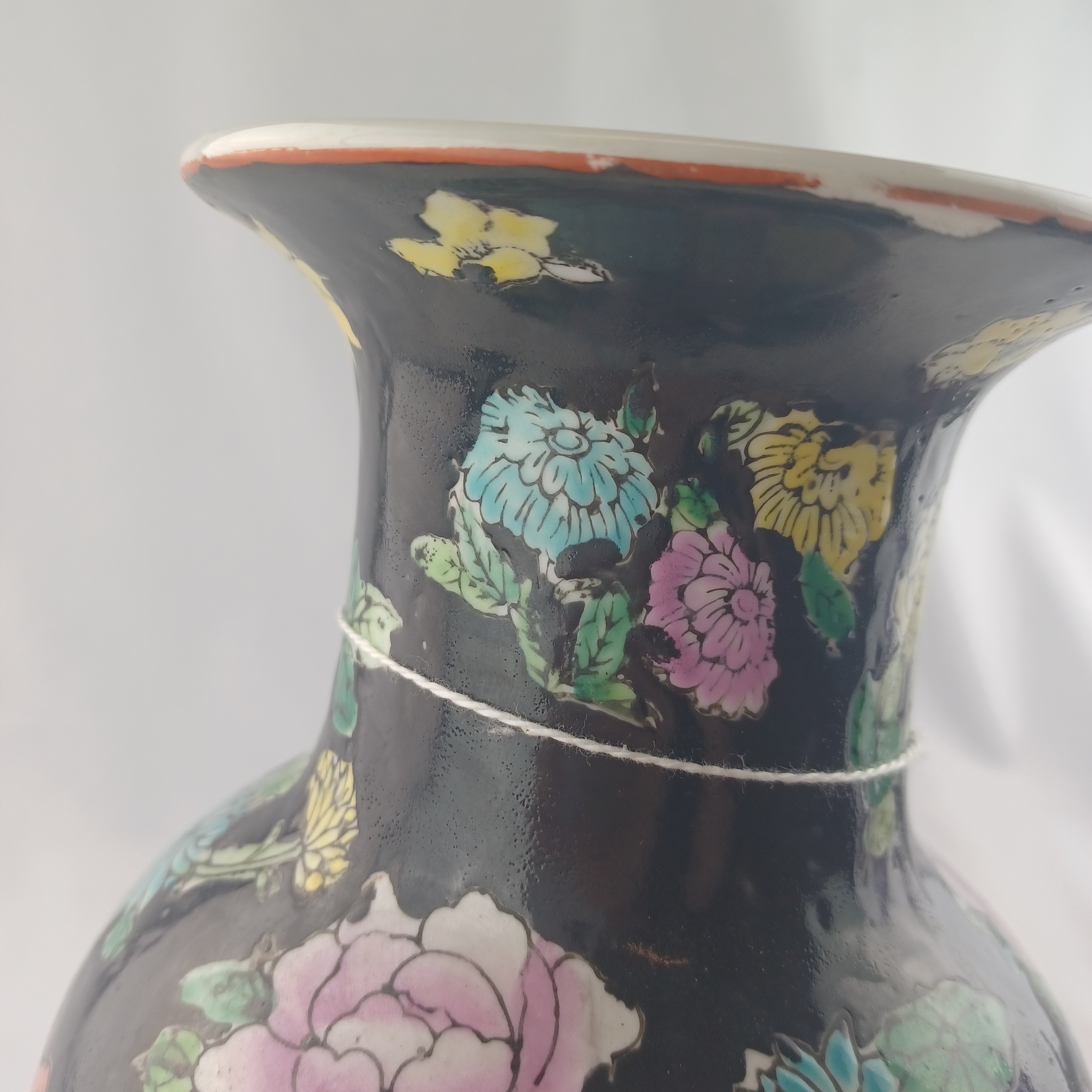 Voir photo 4 de Vase chinois noir à motifs floraux avec un grand papillon de 31cm Vase chinois noir à motifs floraux avec un grand papillon de 31cm Très bon état reconditionné photo 4