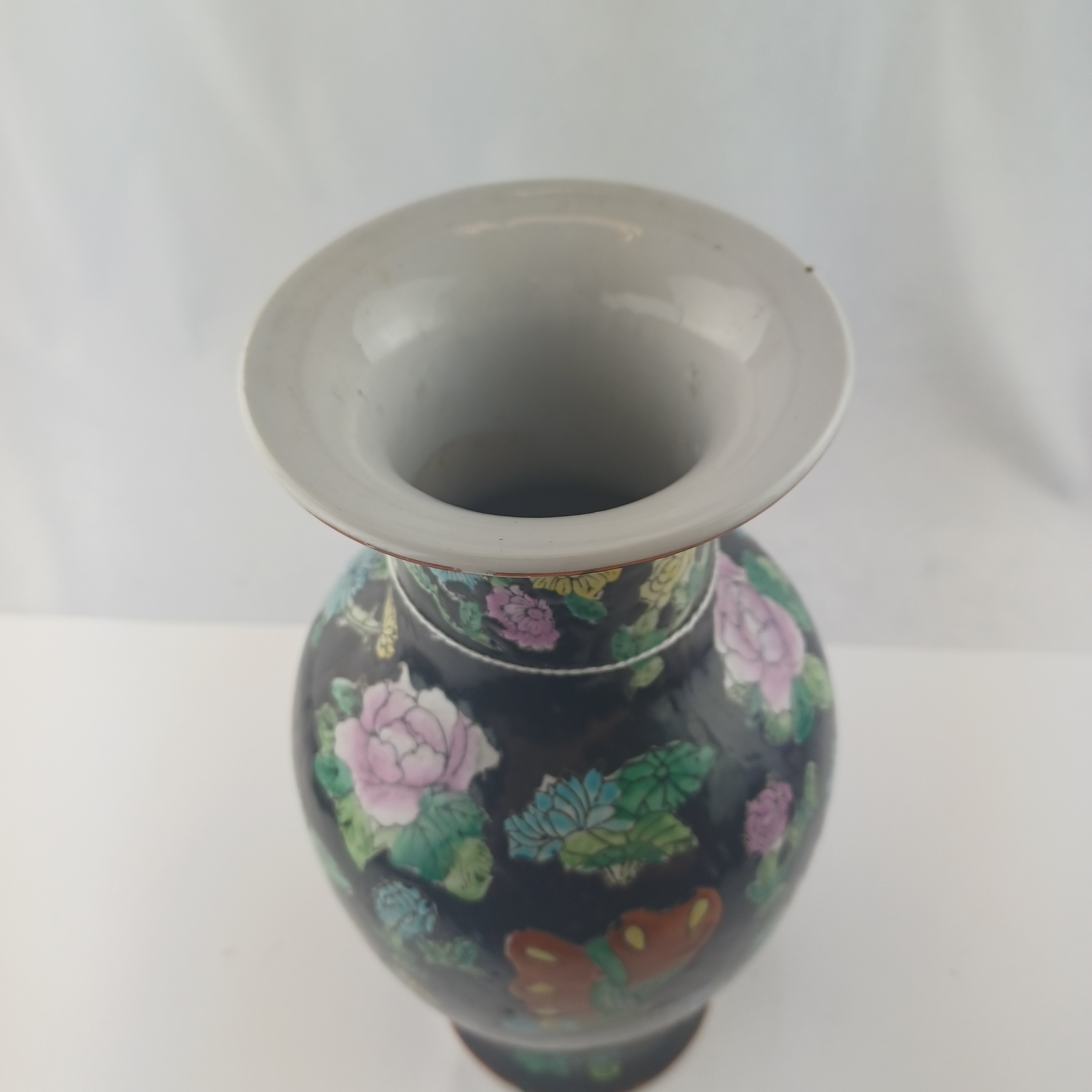 Voir photo 5 de Vase chinois noir à motifs floraux avec un grand papillon de 31cm Vase chinois noir à motifs floraux avec un grand papillon de 31cm Très bon état reconditionné photo 5