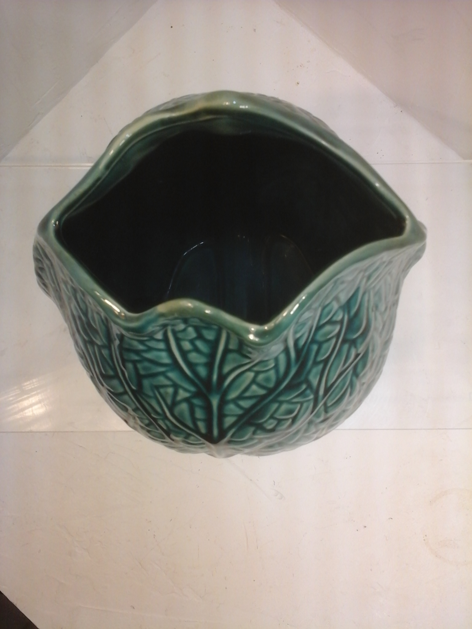 Voir photo 2 de Vase décoratif en céramique verte motif feuilles. Vase décoratif en céramique verte motif feuilles. Très bon état reconditionné photo 2