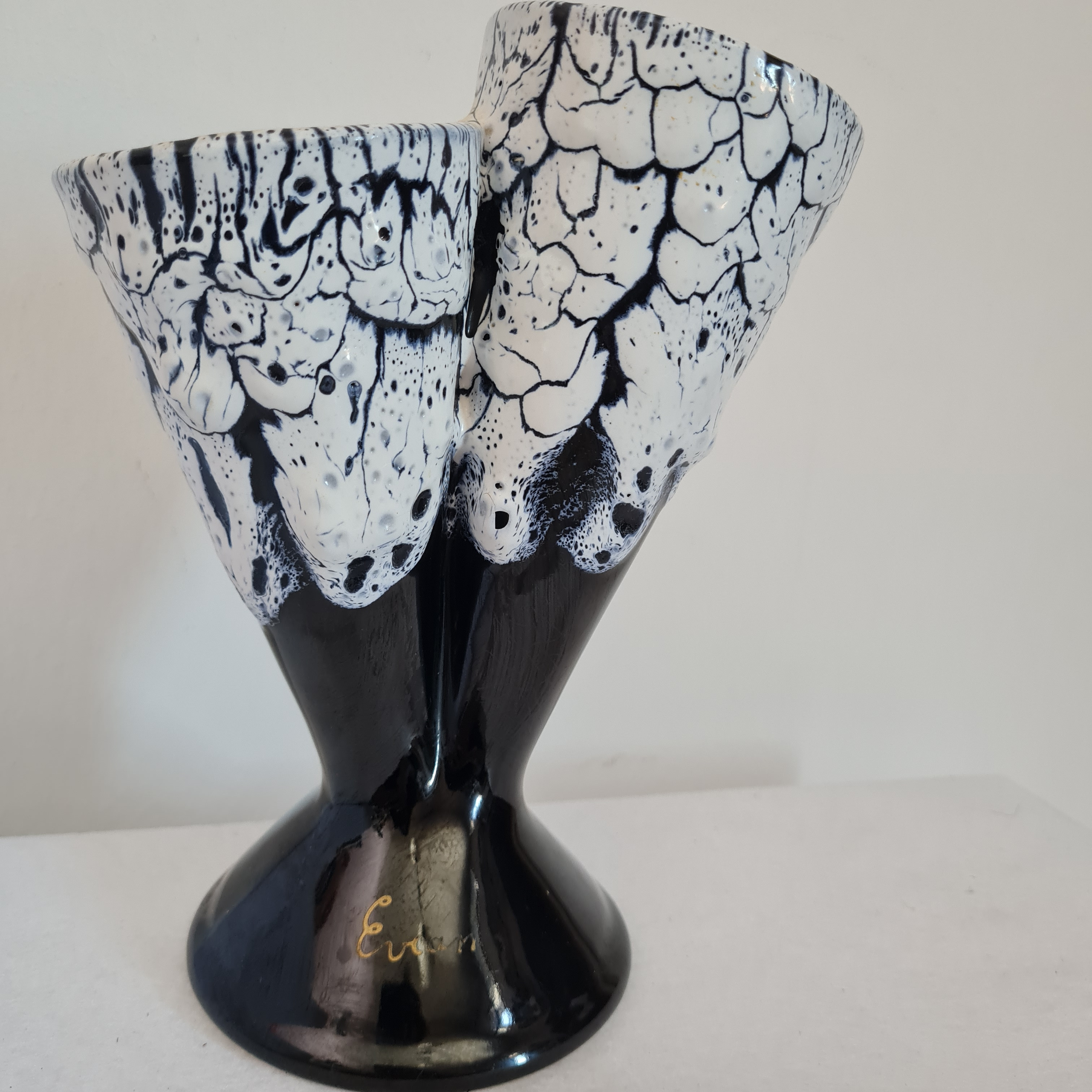 Voir photo 2 de Vase Double Vintage Céramique "Écume de Mer" / Fat Lava – Signé Évian Vase Double Vintage Céramique "Écume de Mer" / Fat Lava – Signé Évian Bon état reconditionné photo 2