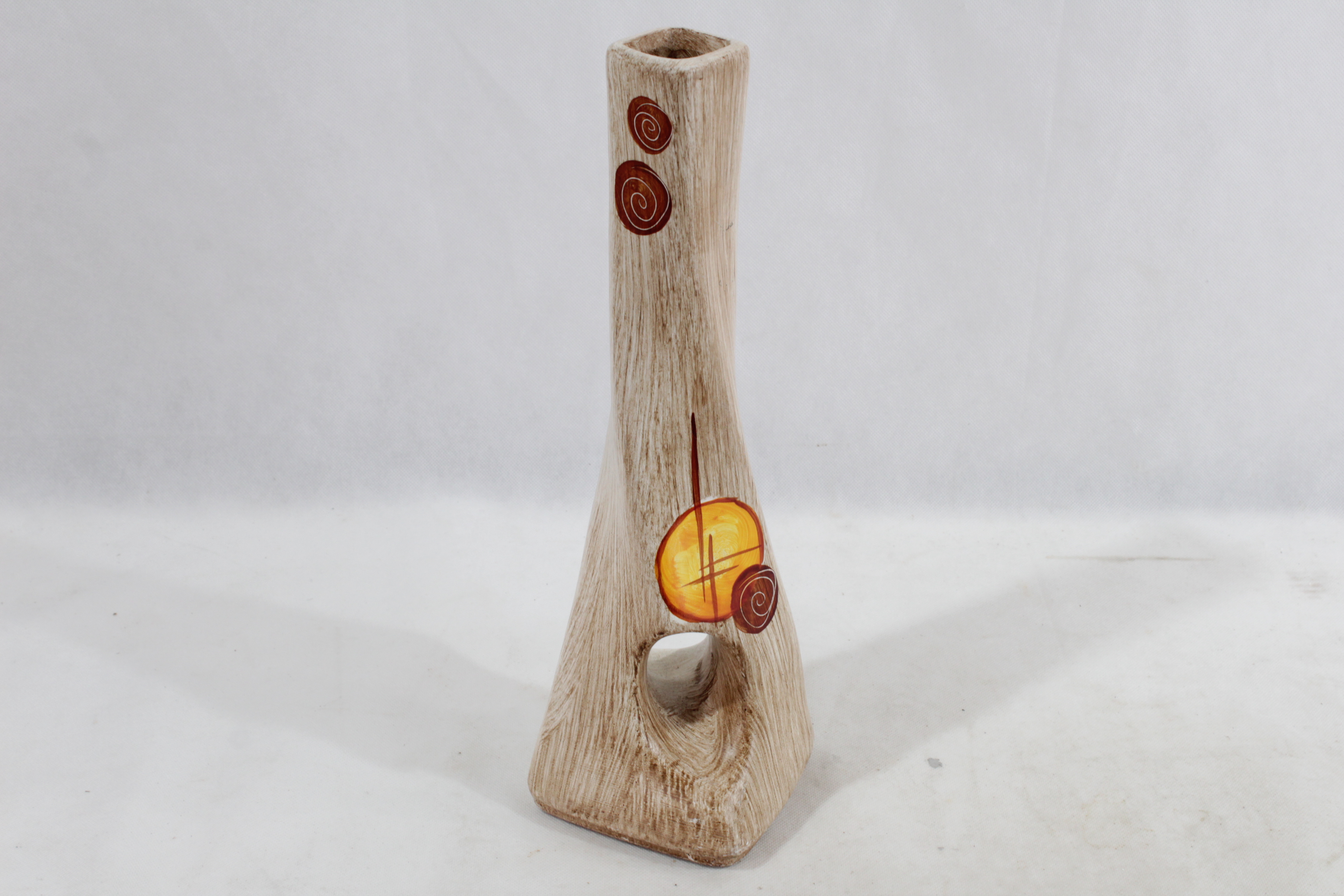 Vase effilé avec motifs géométriques Très bon état - 10,00 € Vase effilé avec motifs géométriques Très bon état reconditionné disponible sur Label Emmaüs