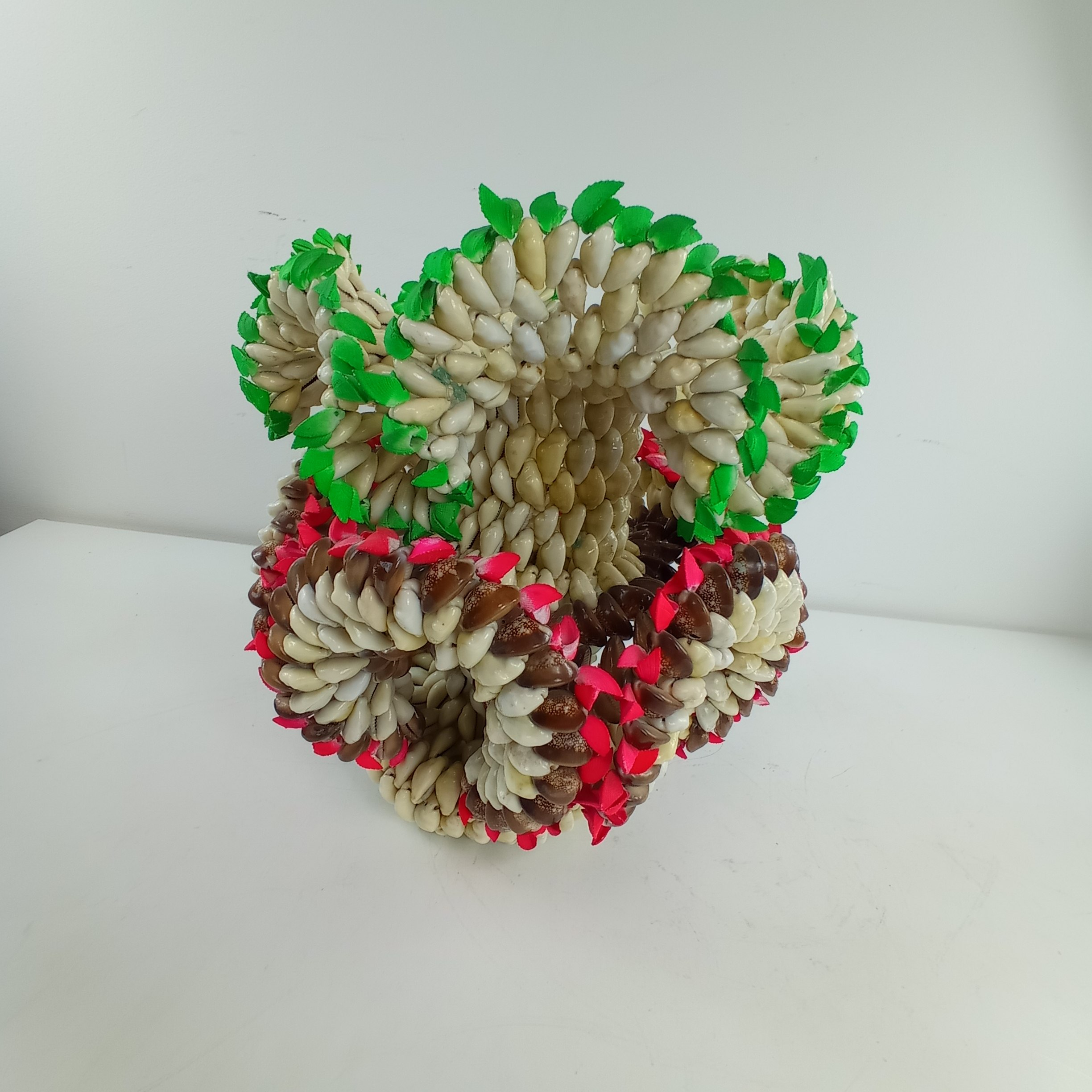 Voir photo 3 de Vase en assemblage de coquillages, polynésien Vase en assemblage de coquillages, polynésien Très bon état reconditionné photo 3