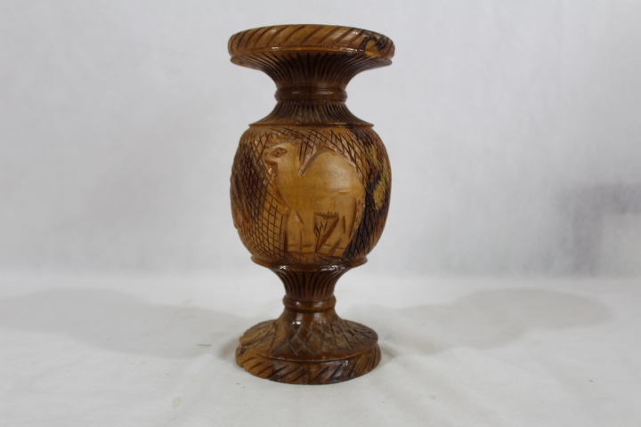 Voir photo 2 de Vase en bois avec scène sculptée de désert Vase en bois avec scène sculptée de désert Parfait état reconditionné photo 2
