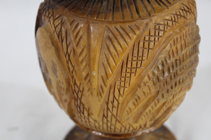 Voir photo 5 de Vase en bois avec scène sculptée de désert Vase en bois avec scène sculptée de désert Parfait état reconditionné photo 5