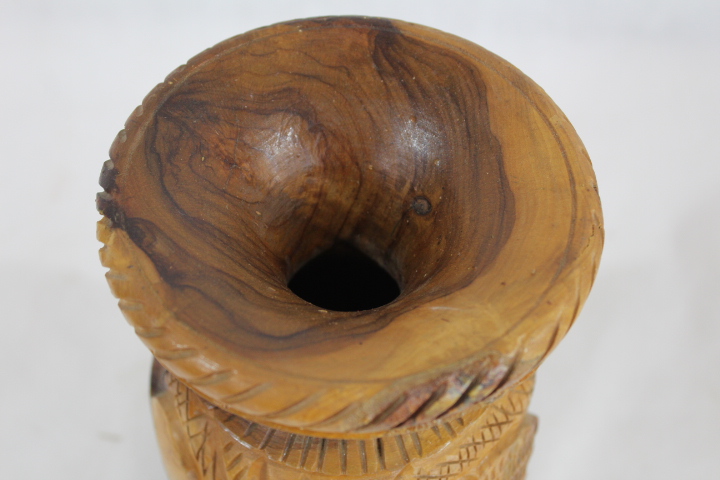 Voir photo 6 de Vase en bois avec scène sculptée de désert Vase en bois avec scène sculptée de désert Parfait état reconditionné photo 6