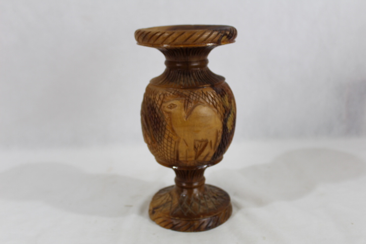 Vase en bois avec scène sculptée de désert Parfait état - 22,50 € Vase en bois avec scène sculptée de désert Parfait état reconditionné disponible sur Label Emmaüs