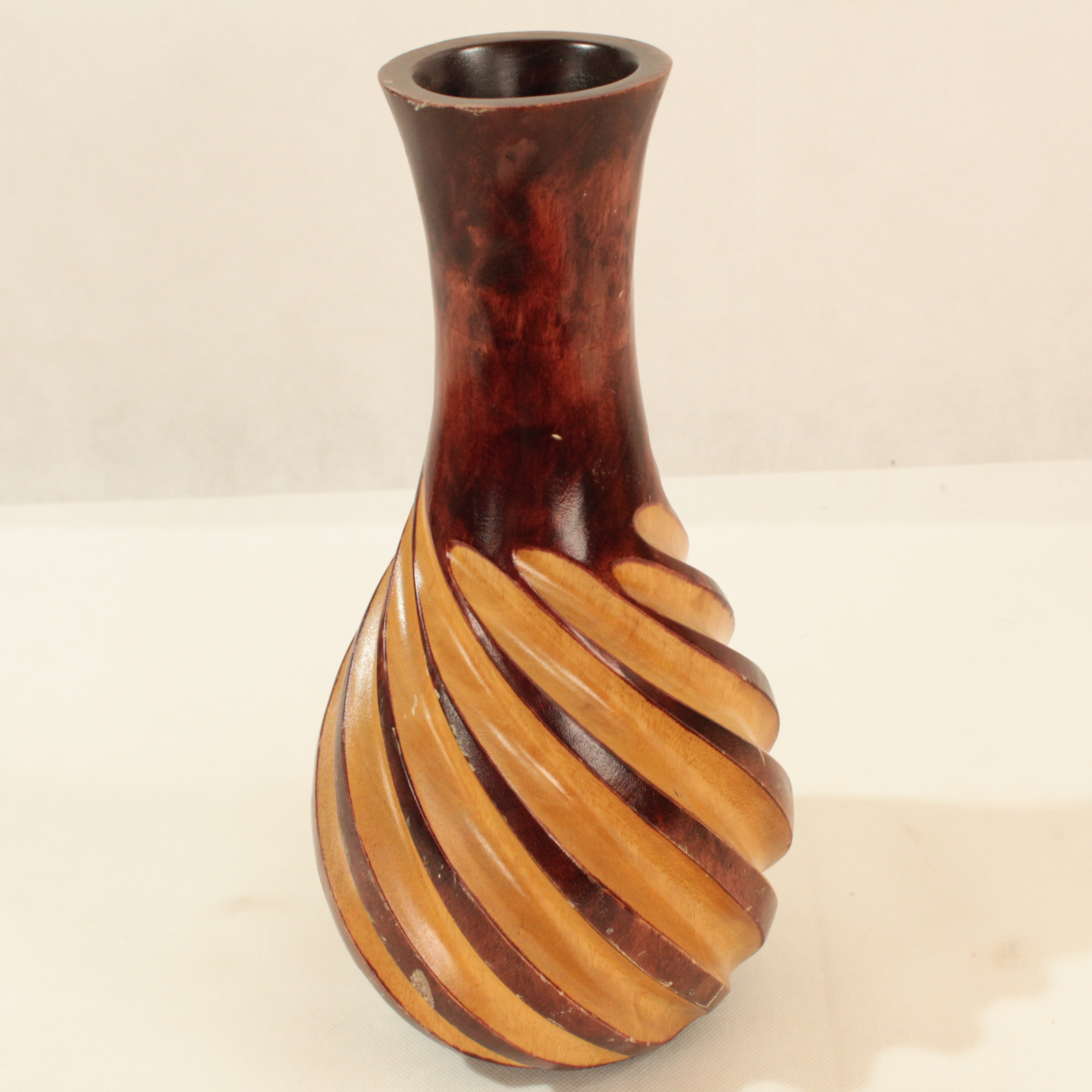Acheter Vase en bois sculpté Bon état - 10,00 € Vase en bois sculpté Bon état reconditionné disponible sur Label Emmaüs