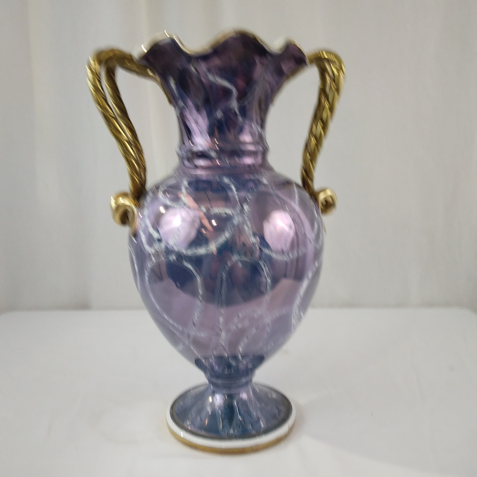 Voir photo 3 de Vase en céramique bleu reflet mauve. Vase en céramique bleu reflet mauve. Très bon état reconditionné photo 3