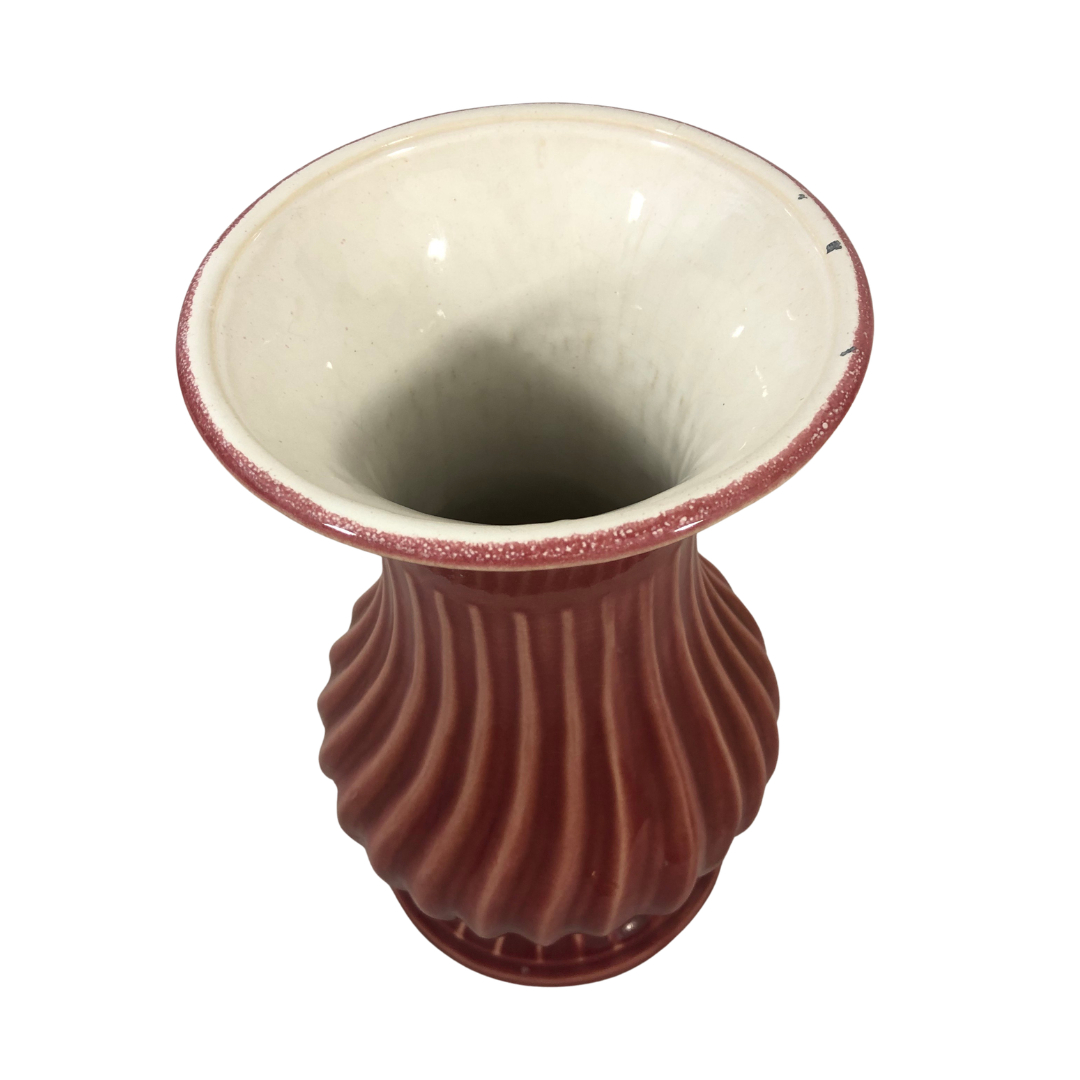 Voir photo 2 de Vase en céramique probablement allemand, forme Médicis revisitée, corps à côtes torsadées, coloris vieux rose Vase en céramique probablement allemand, forme Médicis revisitée, corps à côtes torsadées, coloris vieux rose Bon état reconditionné photo 2