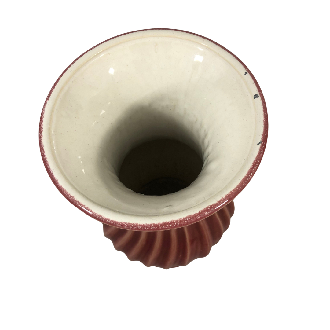 Voir photo 3 de Vase en céramique probablement allemand, forme Médicis revisitée, corps à côtes torsadées, coloris vieux rose Vase en céramique probablement allemand, forme Médicis revisitée, corps à côtes torsadées, coloris vieux rose Bon état reconditionné photo 3