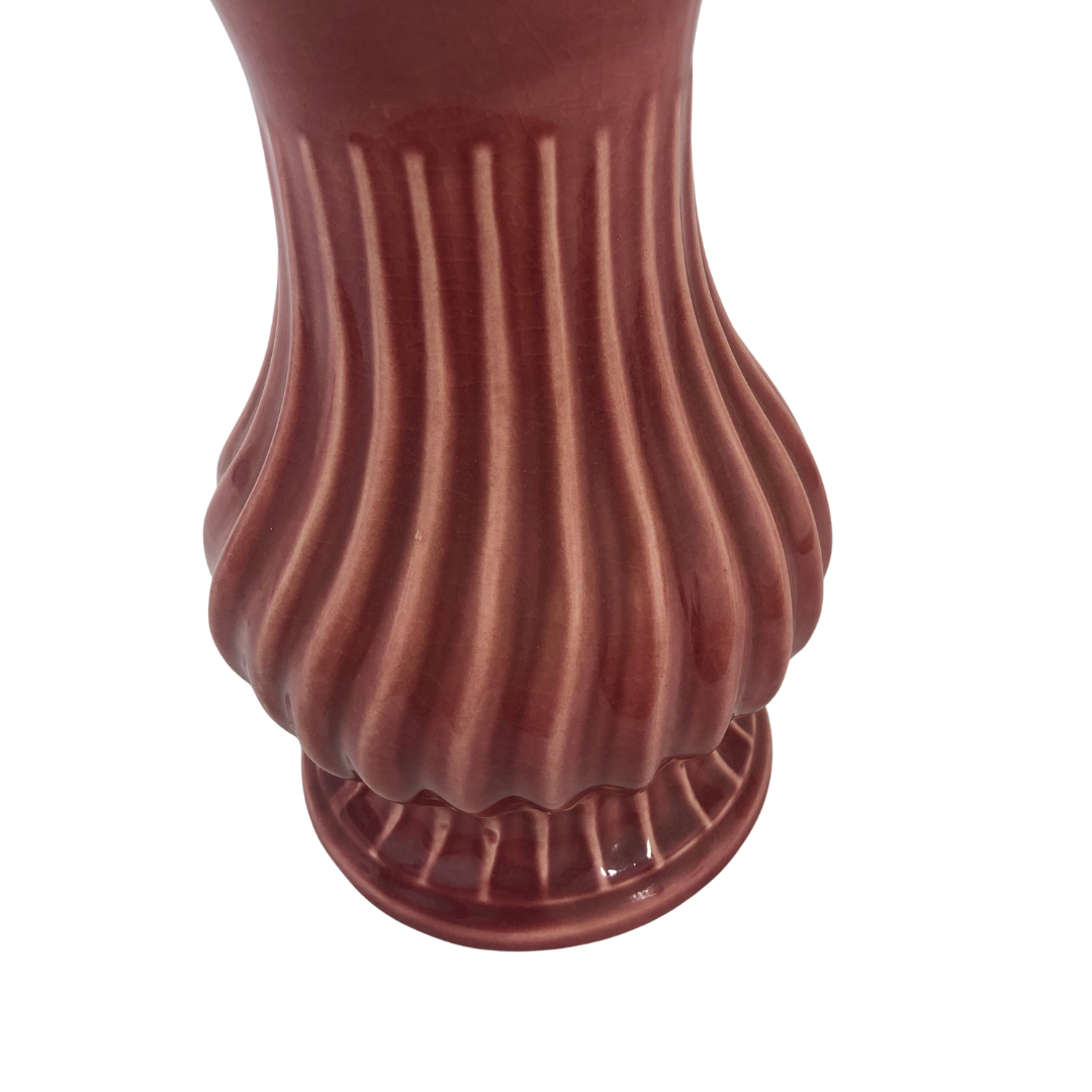 Voir photo 5 de Vase en céramique probablement allemand, forme Médicis revisitée, corps à côtes torsadées, coloris vieux rose Vase en céramique probablement allemand, forme Médicis revisitée, corps à côtes torsadées, coloris vieux rose Bon état reconditionné photo 5