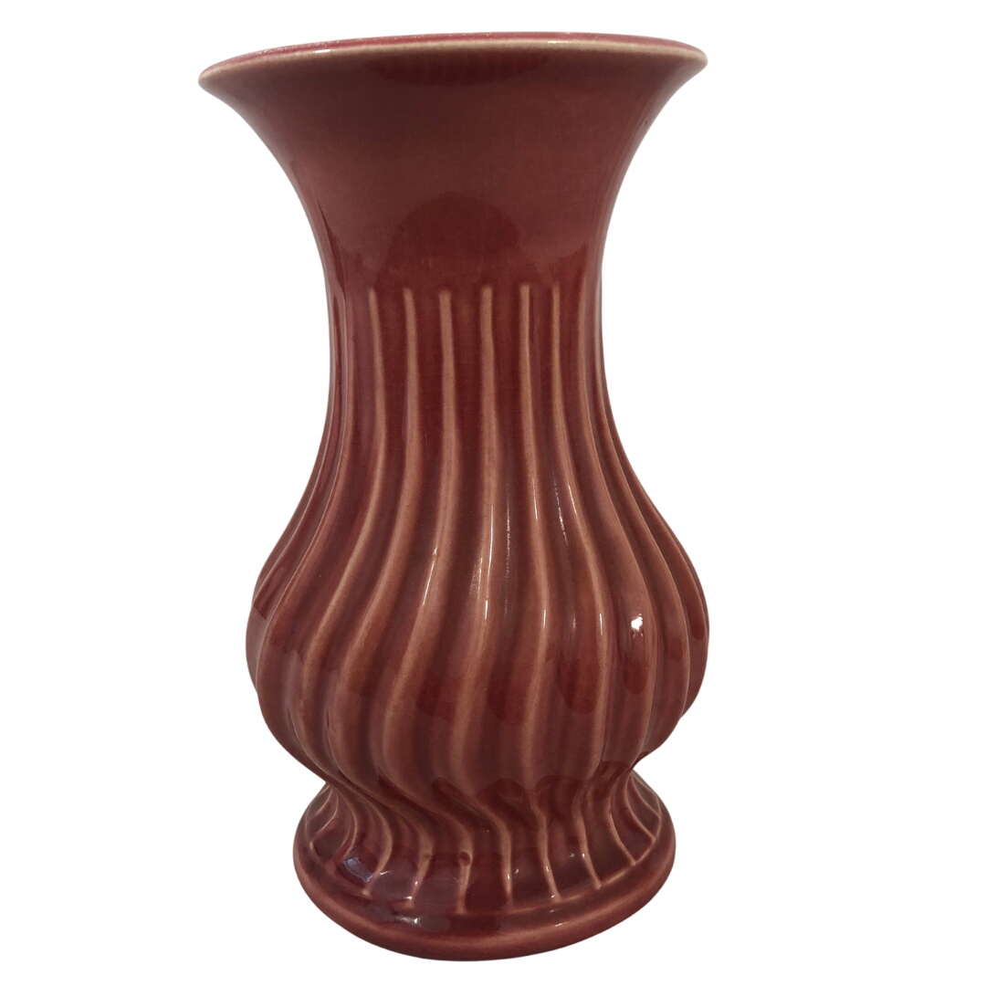 Acheter Vase en céramique probablement allemand, forme Médicis revisitée, corps à côtes torsadées, coloris vieux rose Bon état - 27,00 € Vase en céramique probablement allemand, forme Médicis revisitée, corps à côtes torsadées, coloris vieux rose Bon état reconditionné disponible sur Label Emmaüs