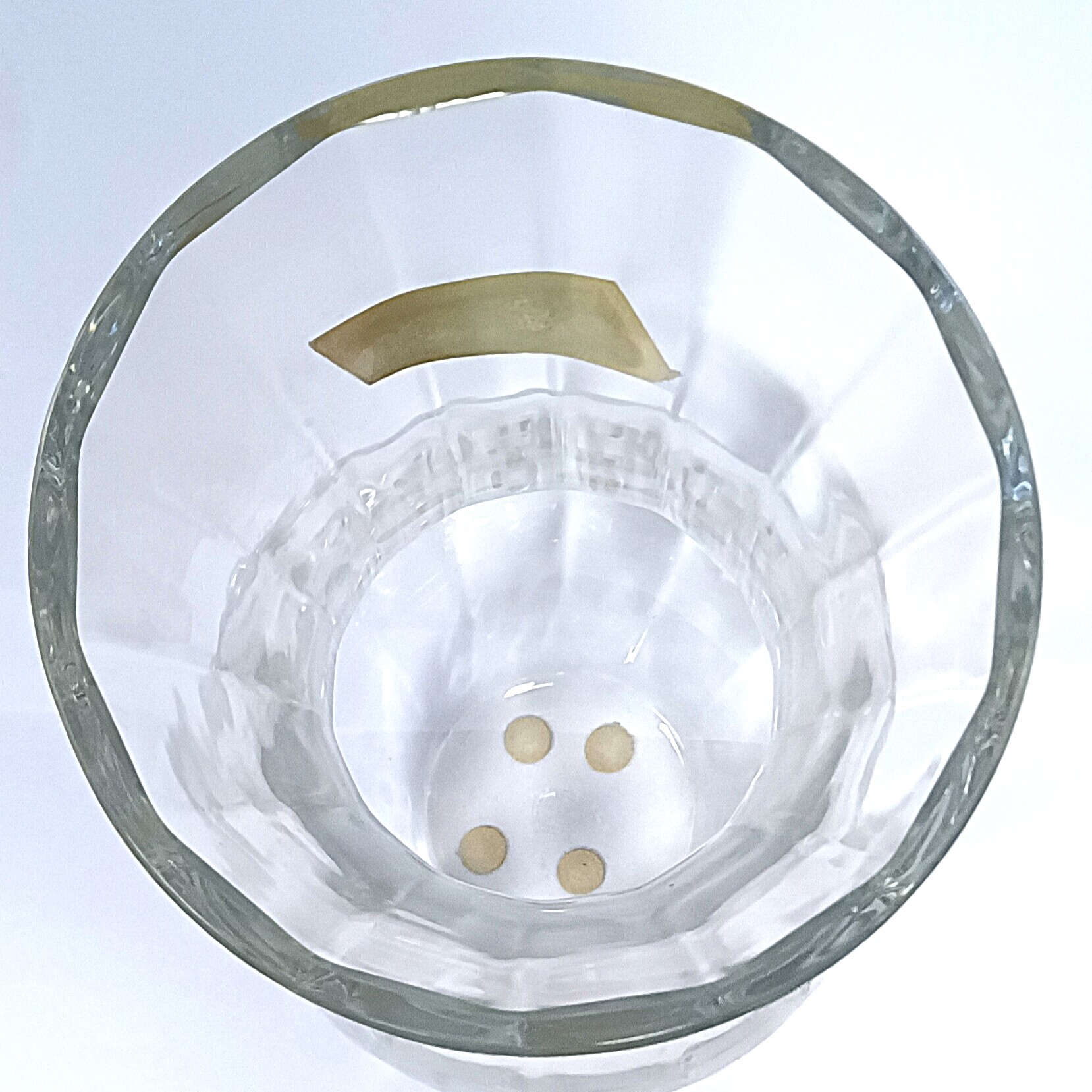 Voir photo 2 de Vase en cristal signé Baccarat – modèle en verre clair Vase en cristal signé Baccarat – modèle en verre clair Bon état reconditionné photo 2