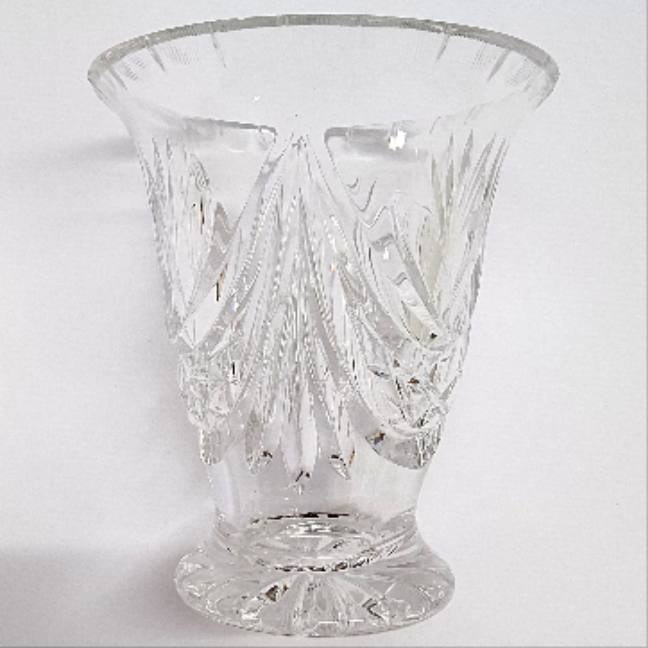 Voir photo 3 de Vase en cristal taillé Ø 12 cm hauteur 13,5 cm Vase en cristal taillé Ø 12 cm hauteur 13,5 cm Bon état reconditionné photo 3