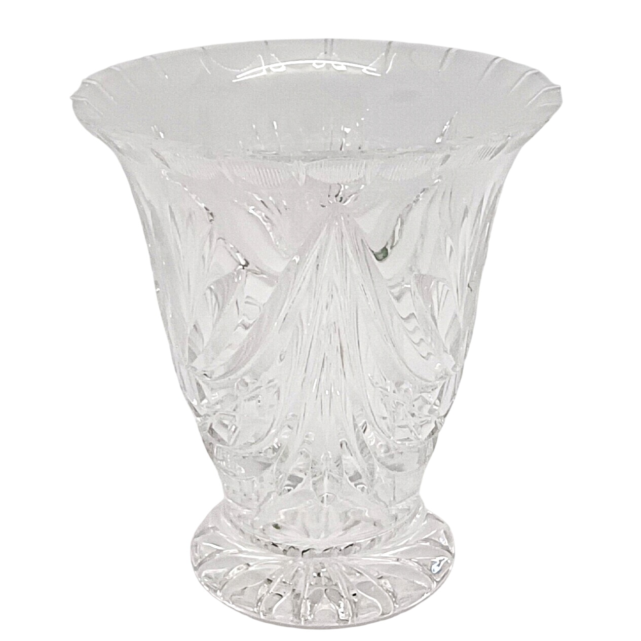 Vase en cristal taillé Ø 12 cm hauteur 13,5 cm Bon état - 16,00 € Vase en cristal taillé Ø 12 cm hauteur 13,5 cm Bon état reconditionné disponible sur Label Emmaüs