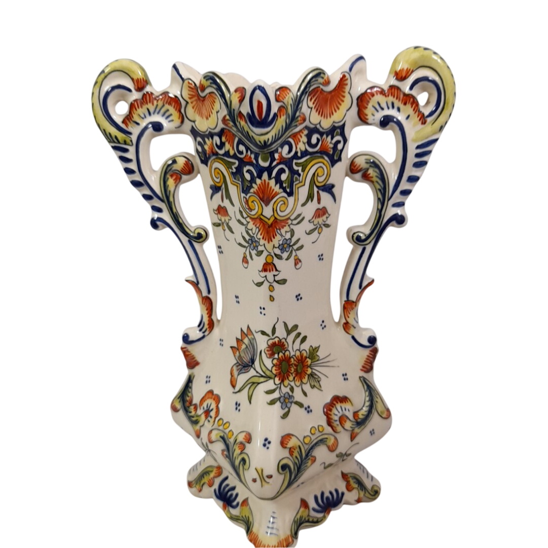 Vase en Faïence de Style Quimper - Mont Saint-Michel (Fait Main) Très bon état - 29,00 € Vase en Faïence de Style Quimper - Mont Saint-Michel (Fait Main) Très bon état reconditionné disponible sur Label Emmaüs