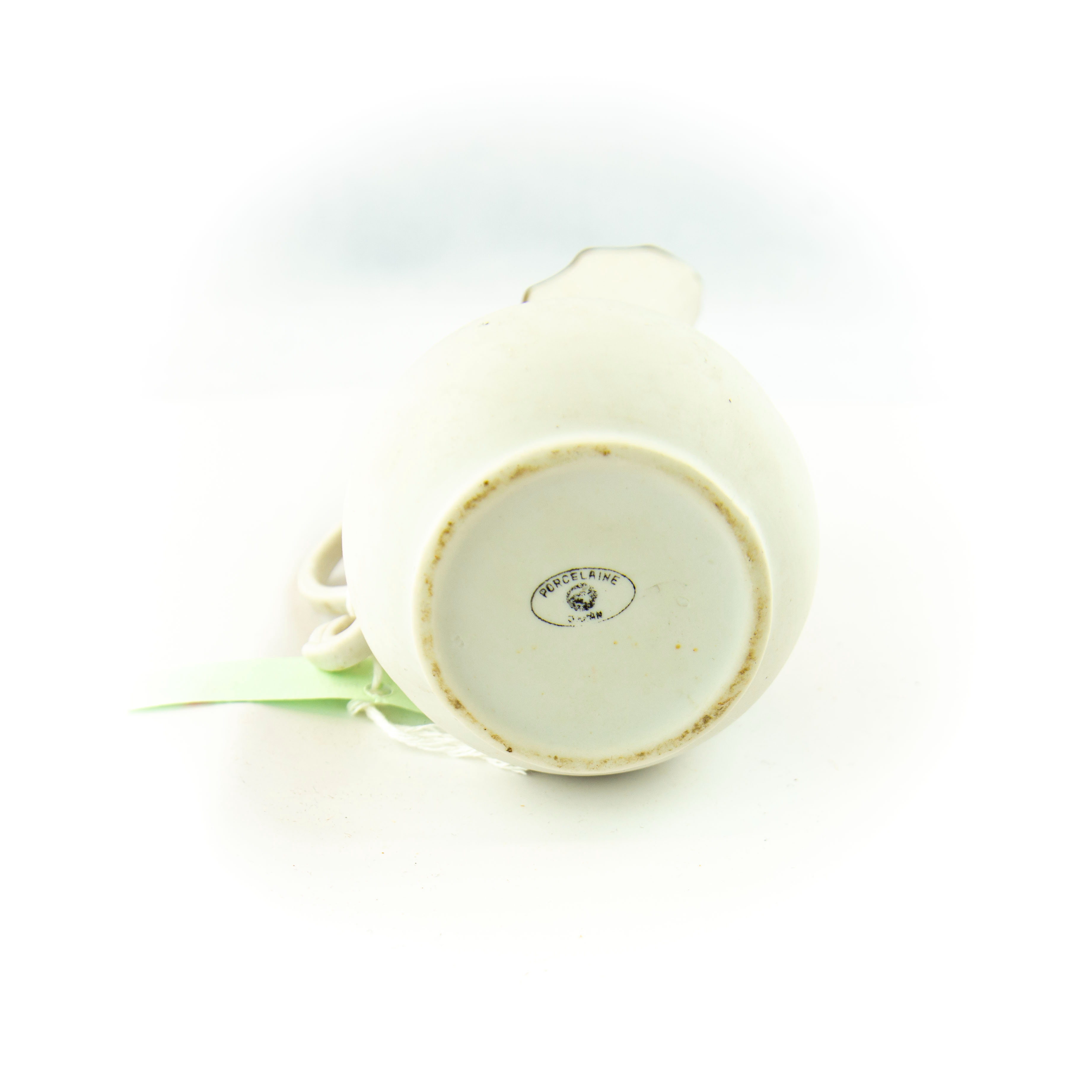 Voir photo 4 de Vase en forme de pichet en porcelaine biscuit japonaise blanche avec fleurs sculptées de 16cm Vase en forme de pichet en porcelaine biscuit japonaise blanche avec fleurs sculptées de 16cm Bon état reconditionné photo 4