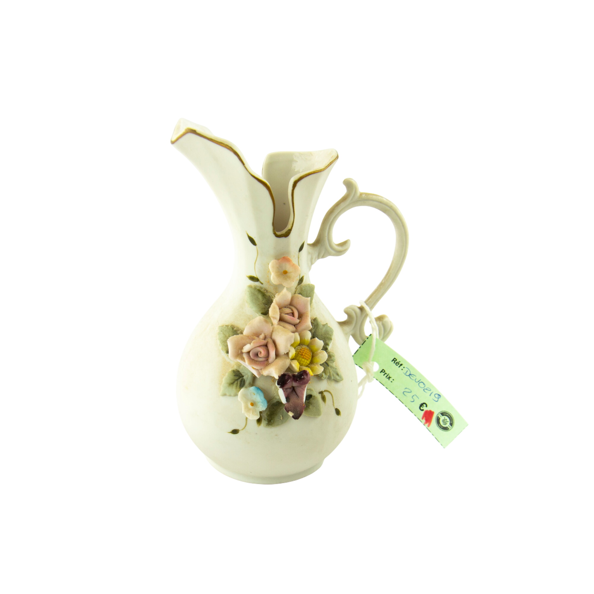 Vase en forme de pichet en porcelaine biscuit japonaise blanche avec fleurs sculptées de 16cm - 10,00 € Vase en forme de pichet en porcelaine biscuit japonaise blanche avec fleurs sculptées de 16cm reconditionné disponible sur Label Emmaüs