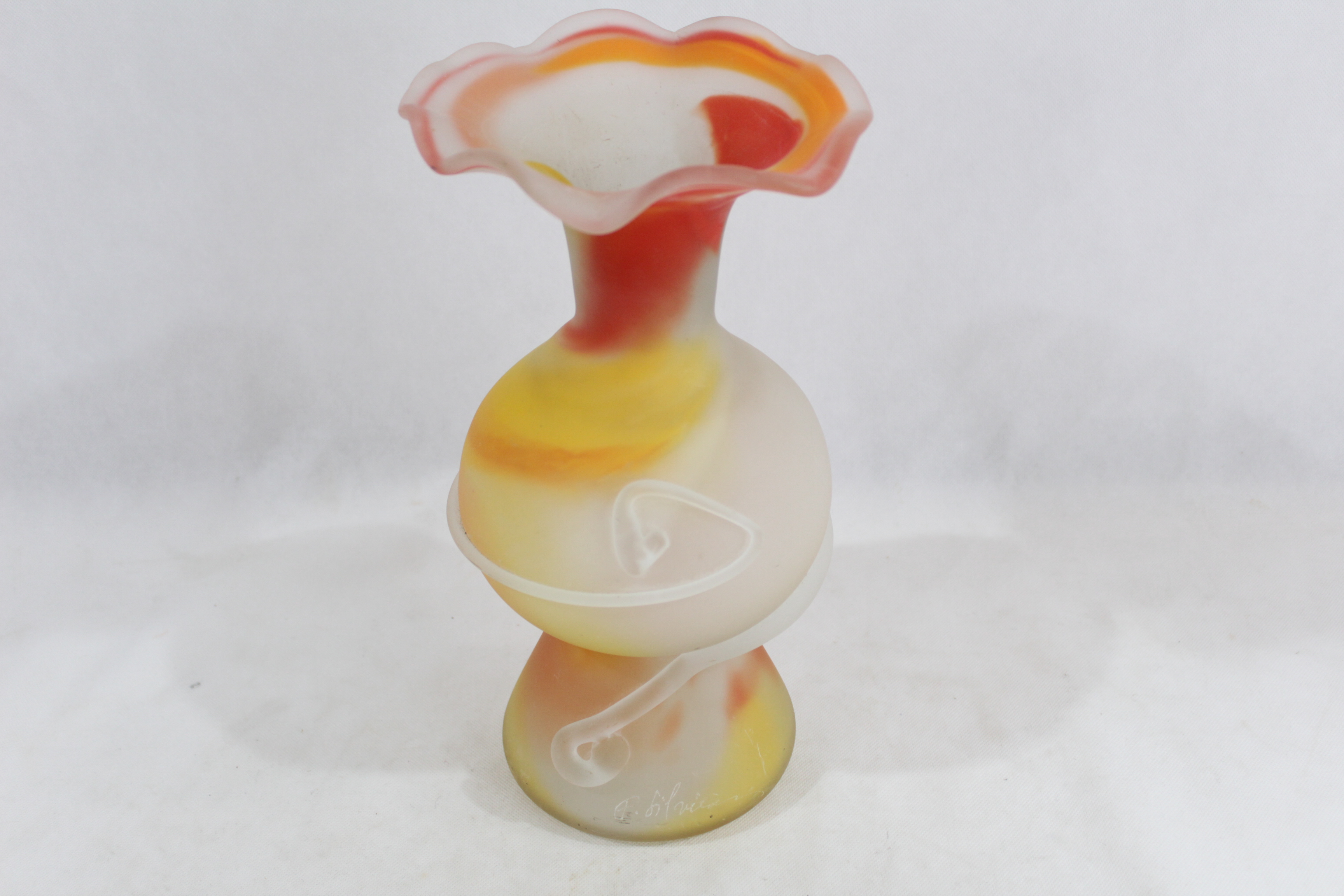 Vase en patte de verre soufflé signé F.SILVIY Très bon état - 50,00 € Vase en patte de verre soufflé signé F.SILVIY Très bon état reconditionné disponible sur Label Emmaüs