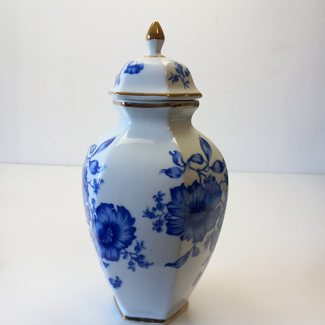 Vase en Porcelaine Aveiro Portugal avec couvercle - 15,00 € Vase en Porcelaine Aveiro Portugal avec couvercle reconditionné disponible sur Label Emmaüs