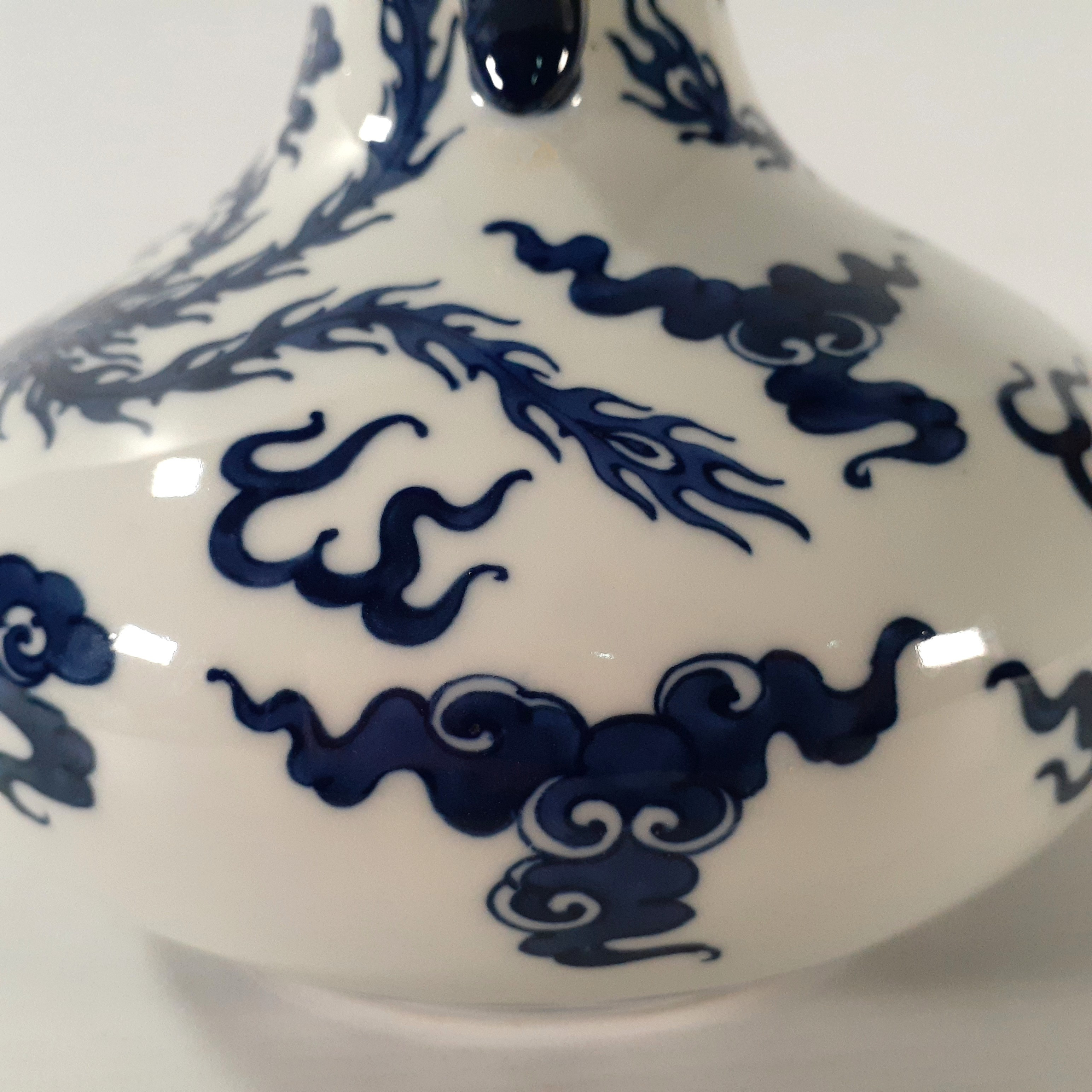 Voir photo 4 de Vase en porcelaine blanc et bleu - Chine Style période Yongzheng Vase en porcelaine blanc et bleu - Chine Style période Yongzheng Très bon état reconditionné photo 4