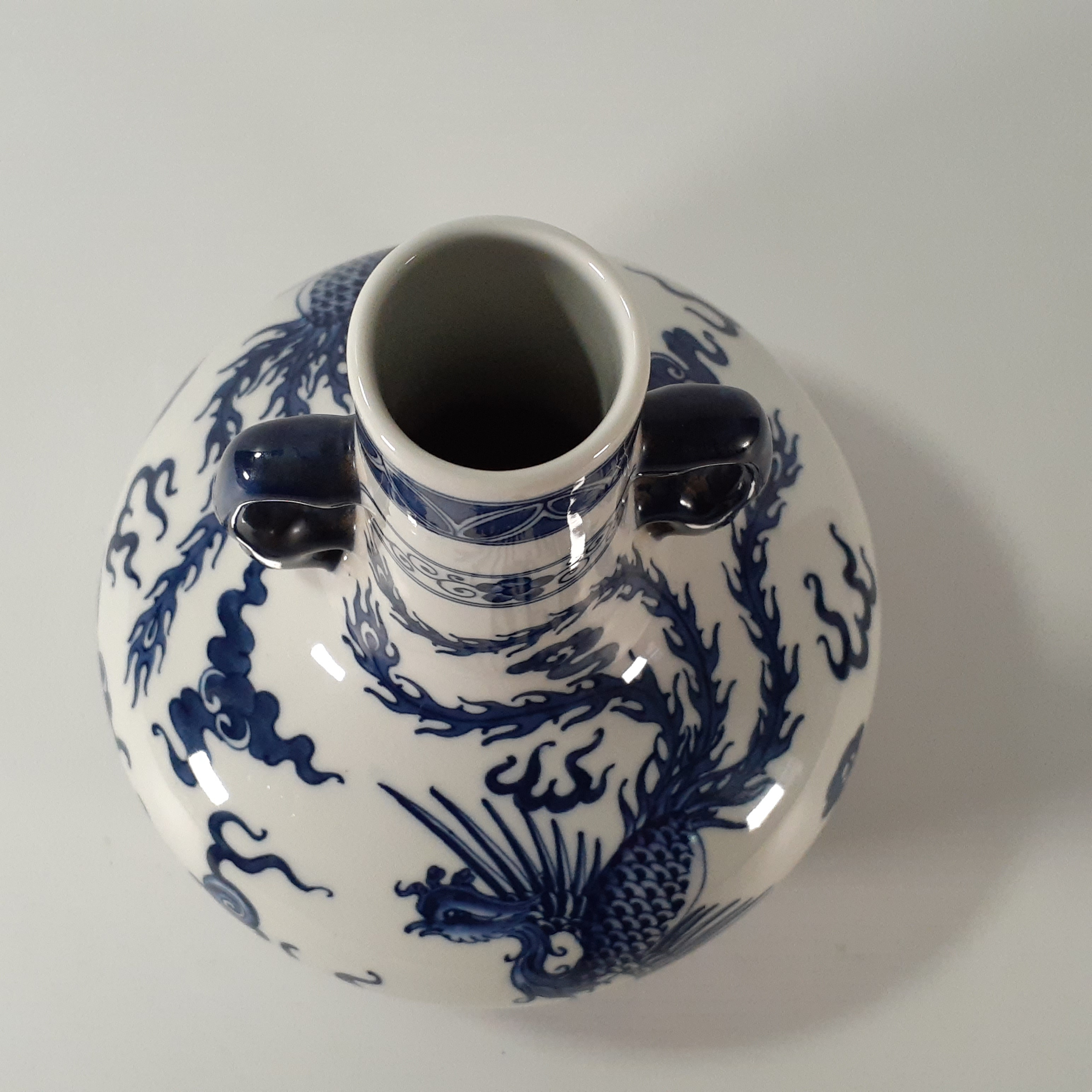 Voir photo 9 de Vase en porcelaine blanc et bleu - Chine Style période Yongzheng Vase en porcelaine blanc et bleu - Chine Style période Yongzheng Très bon état reconditionné photo 9