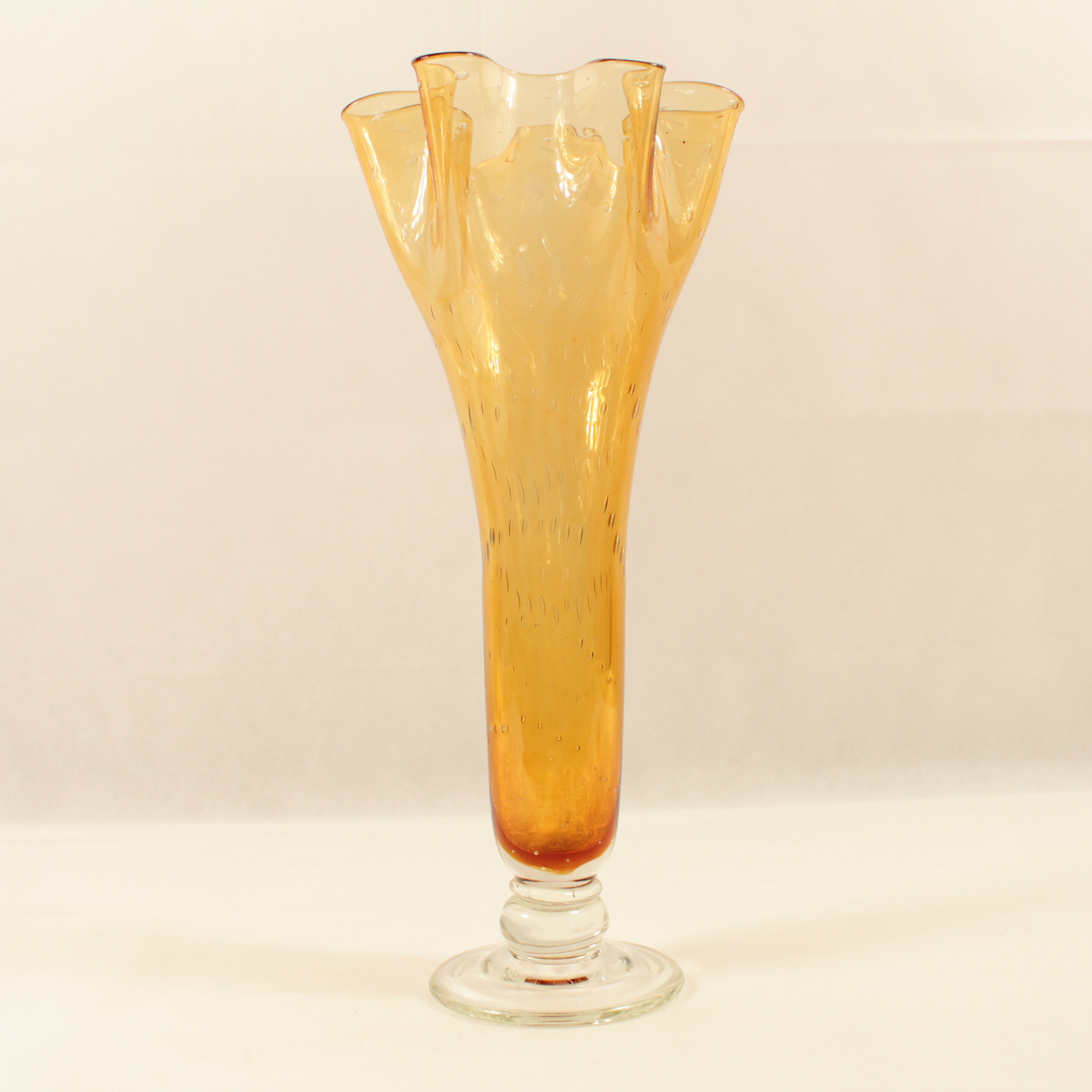 Vase en verre - 39 cm - 10,00 € Vase en verre - 39 cm reconditionné disponible sur Label Emmaüs