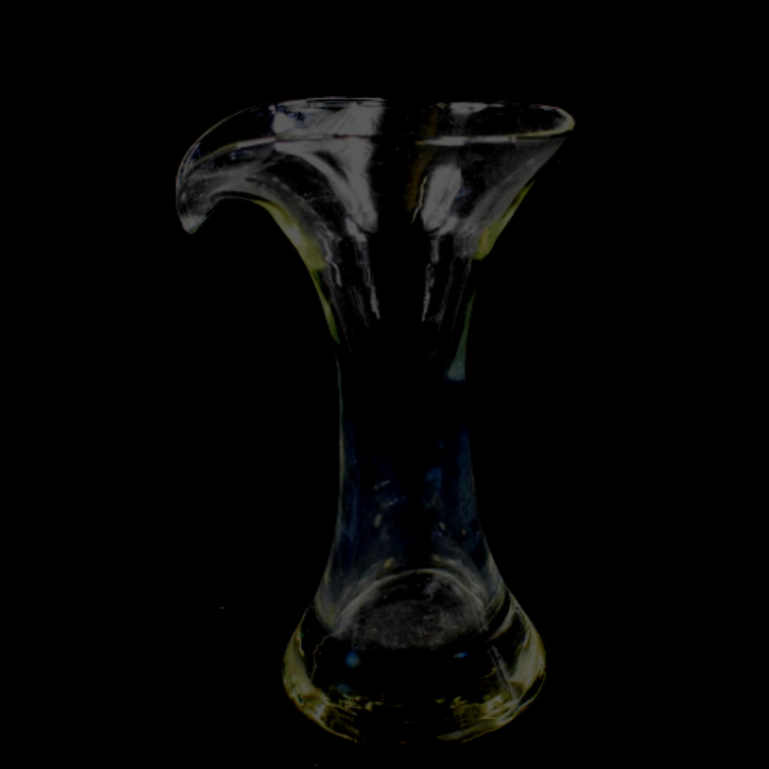 Acheter Vase en verre avec bec verseur État correct - 10,00 € Vase en verre avec bec verseur État correct reconditionné disponible sur Label Emmaüs