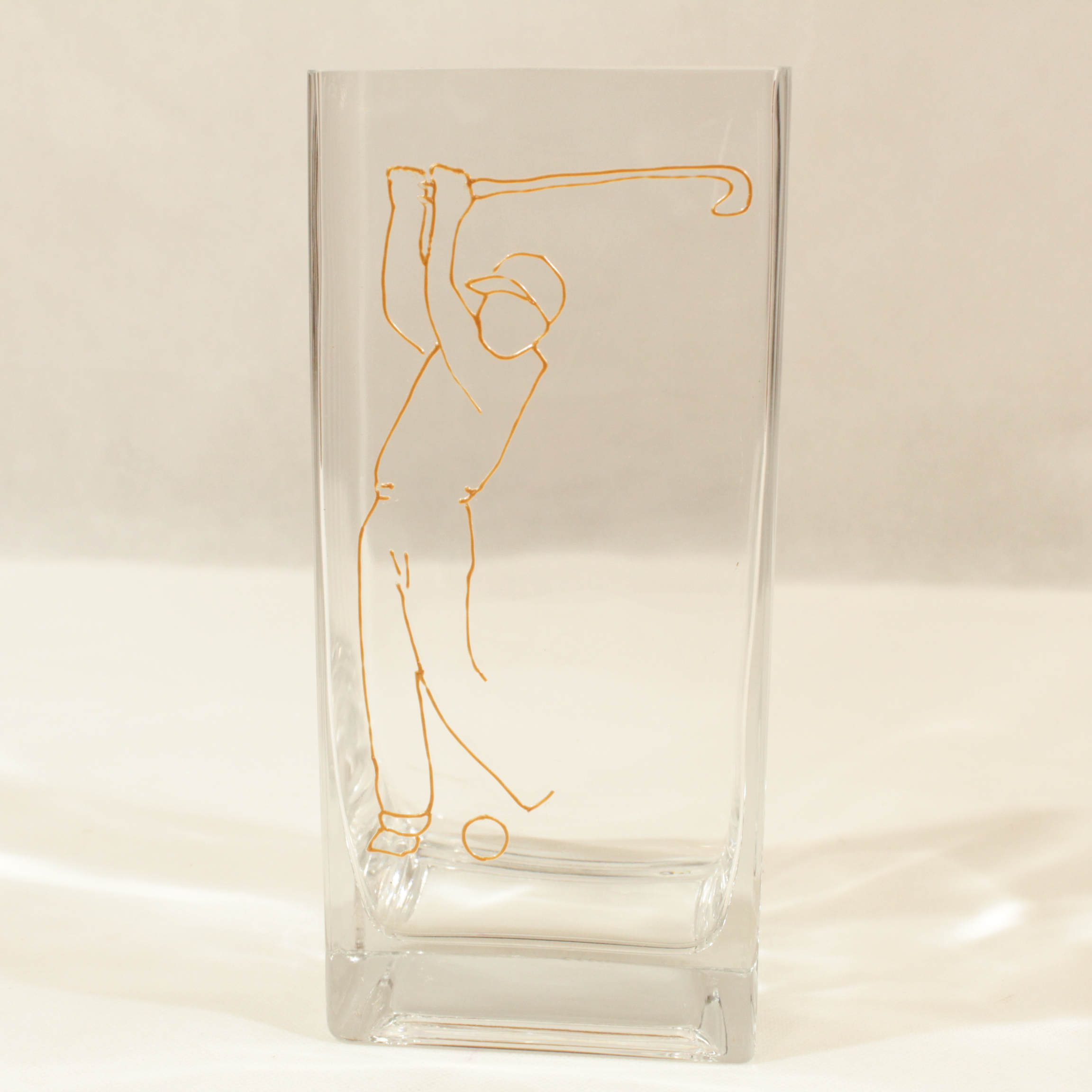 Vase en verre avec un motif silhouette de golfeur Très bon état - 10,00 € Vase en verre avec un motif silhouette de golfeur Très bon état reconditionné disponible sur Label Emmaüs