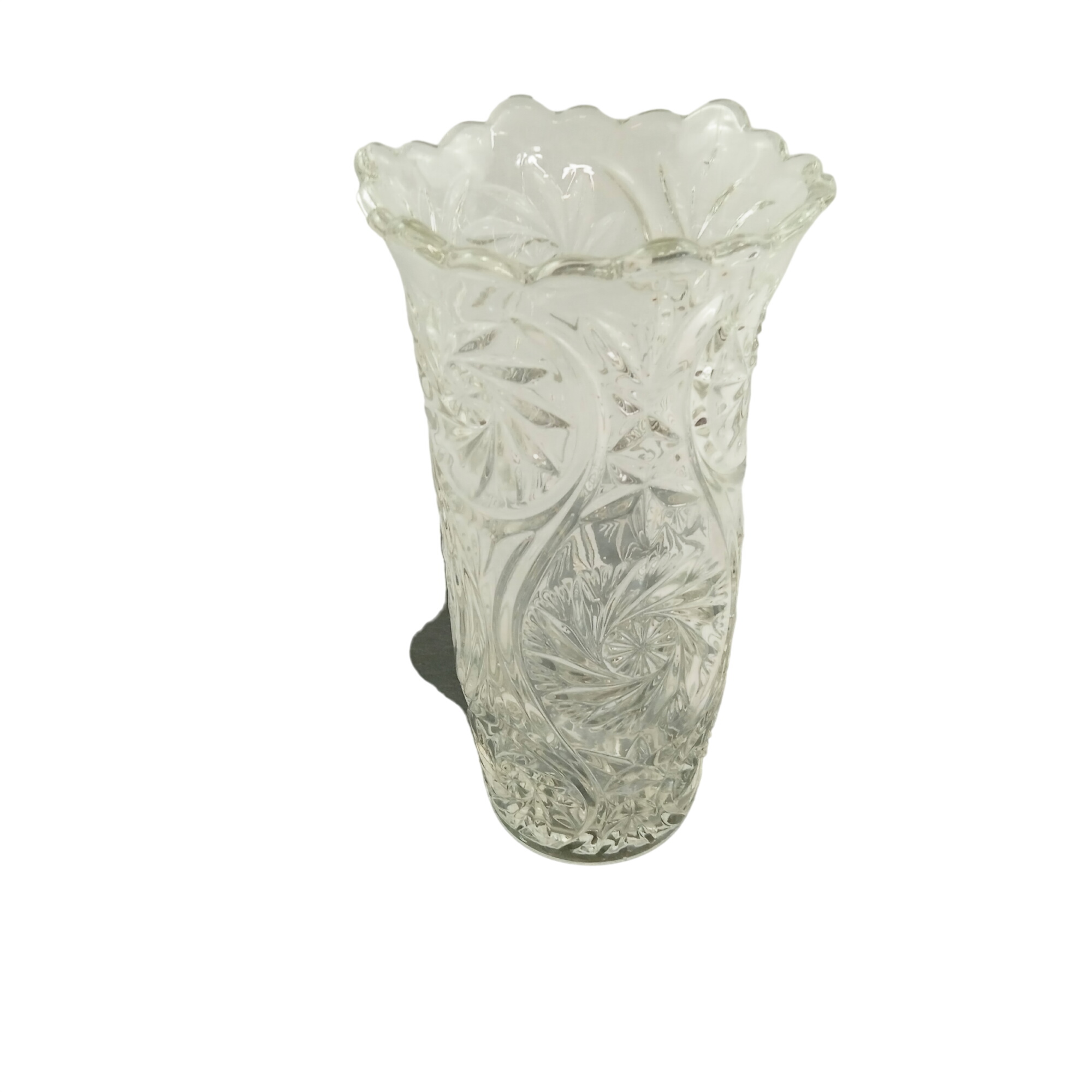 Vase en verre ciselé Belgique 25 cm Très bon état - 22,40 € Vase en verre ciselé Belgique 25 cm Très bon état reconditionné disponible sur Label Emmaüs