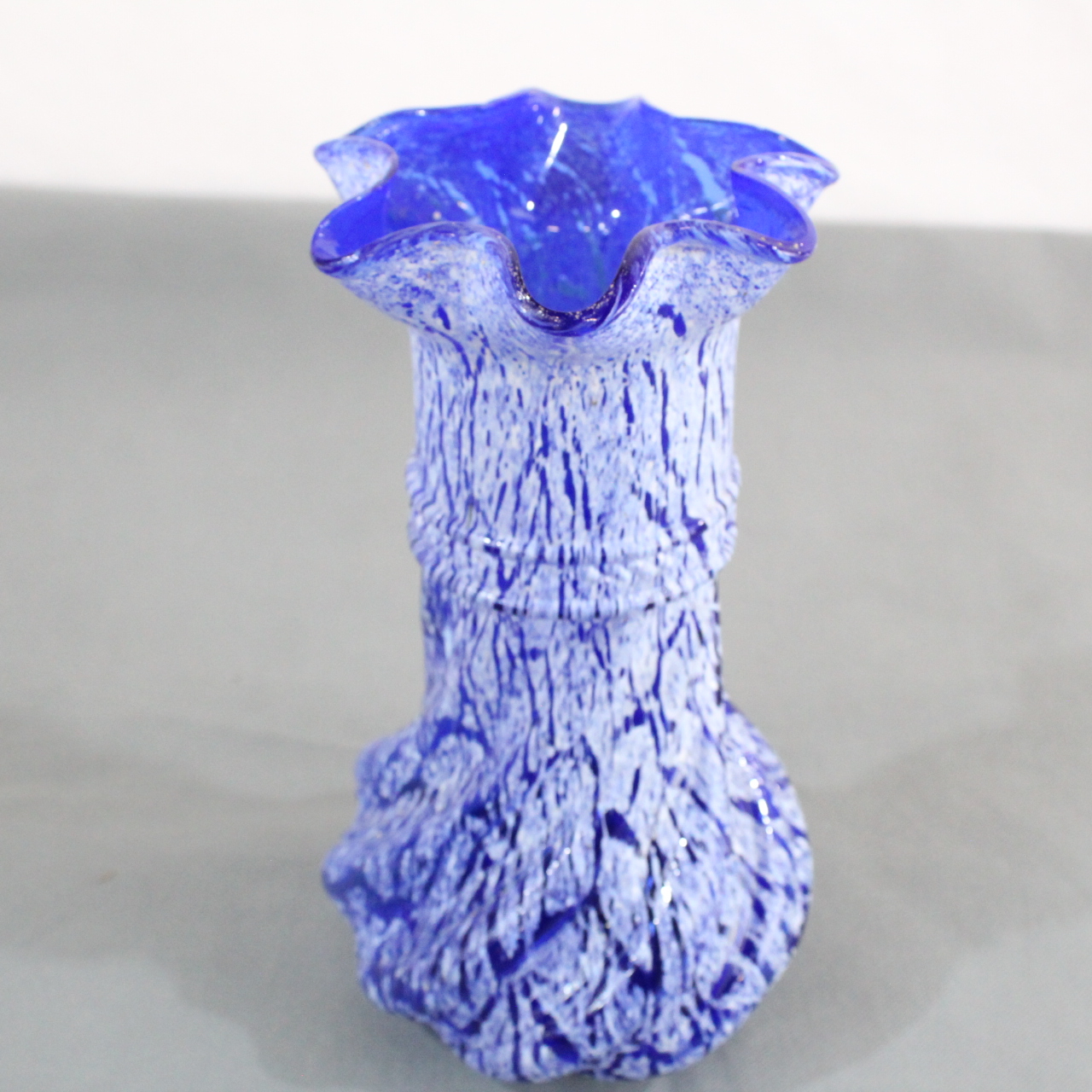 Vase en verre Cobalt façonné à la main Bon état - 20,00 € Vase en verre Cobalt façonné à la main Bon état reconditionné disponible sur Label Emmaüs