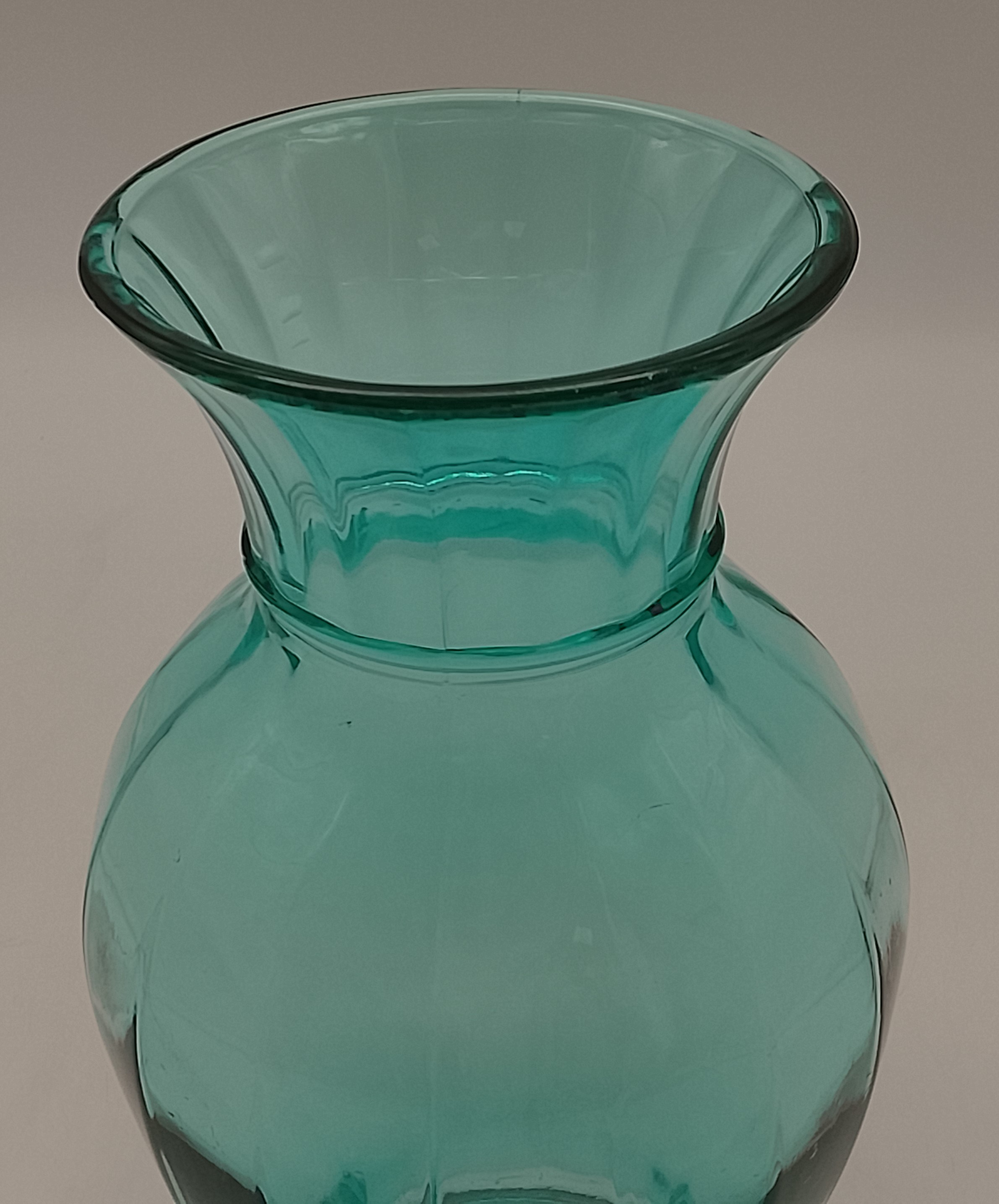 Voir photo 5 de Vase en verre cristallin émeraude de fabrication Française Vase en verre cristallin émeraude de fabrication Française Très bon état reconditionné photo 5