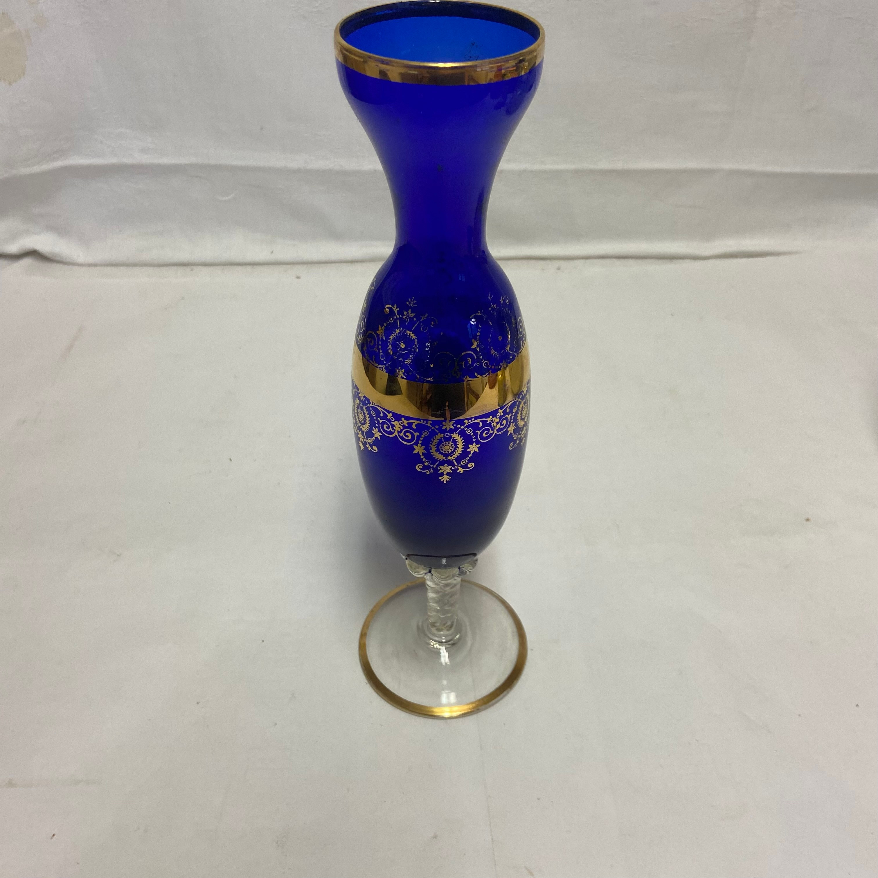 Acheter Vase En Verre D'Art Bleu de Bohéme Très bon état - 22,50 € Vase En Verre D'Art Bleu de Bohéme Très bon état reconditionné disponible sur Label Emmaüs