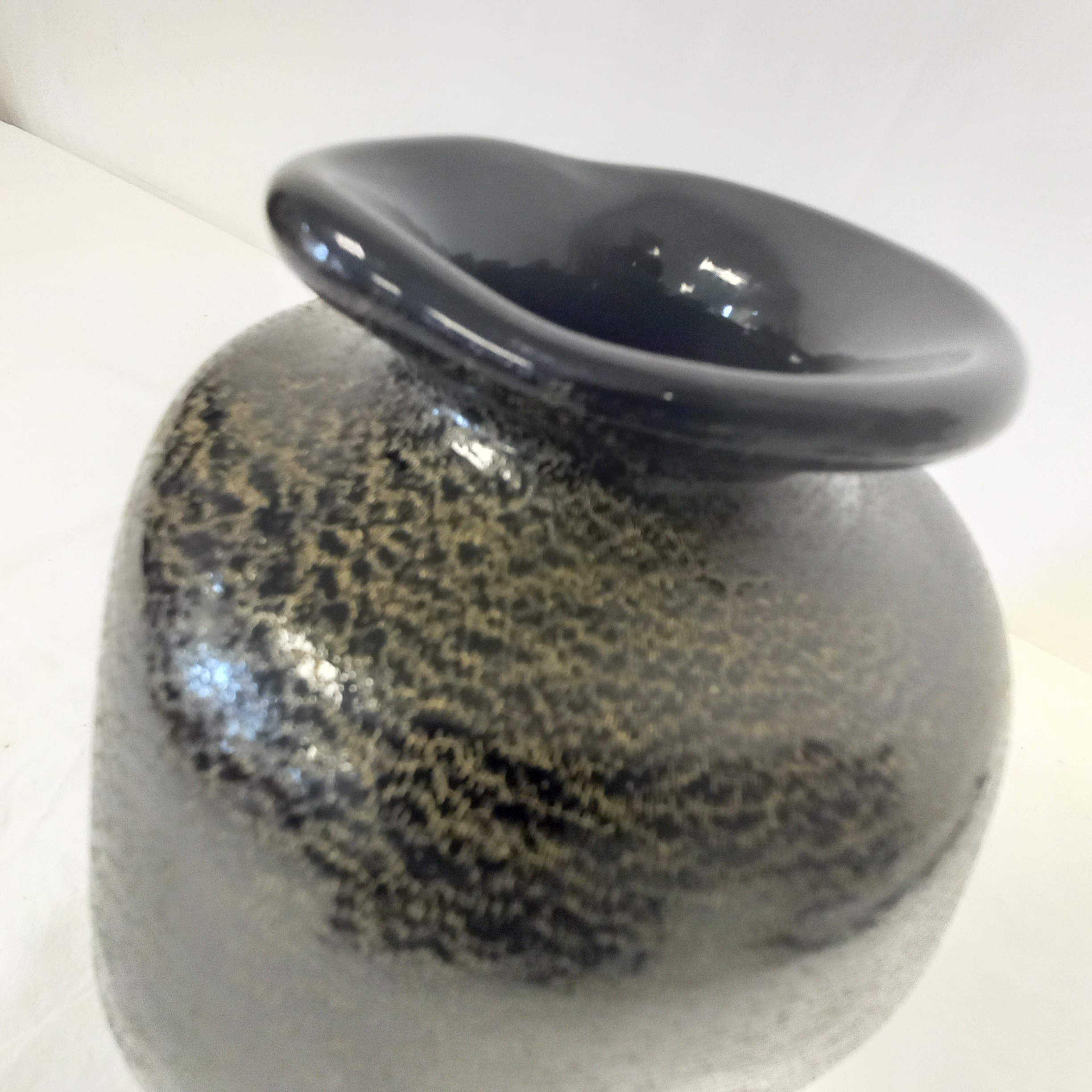 Voir photo 10 de vase en verre de murano noir et or ,verre soufflé à la bouche vase en verre de murano noir et or ,verre soufflé à la bouche Bon état reconditionné photo 10