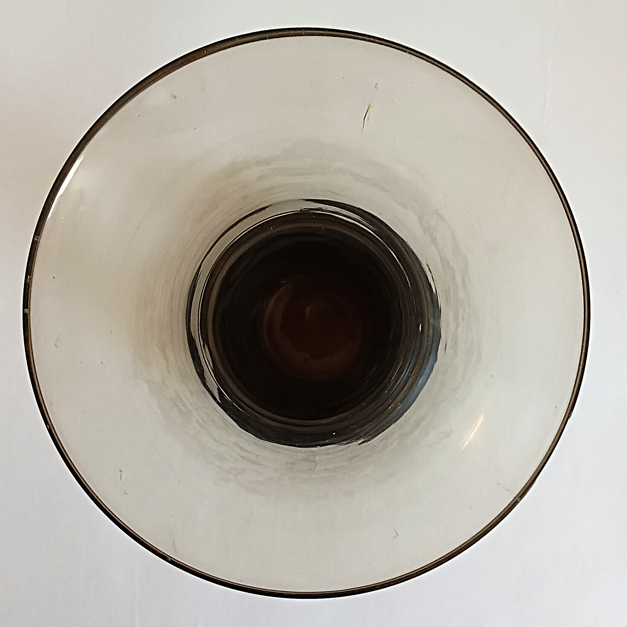 Voir photo 3 de Vase en verre h 20 cm avec bandes dorées et base sombre Ø 12 cm Vase en verre h 20 cm avec bandes dorées et base sombre Ø 12 cm Bon état reconditionné photo 3