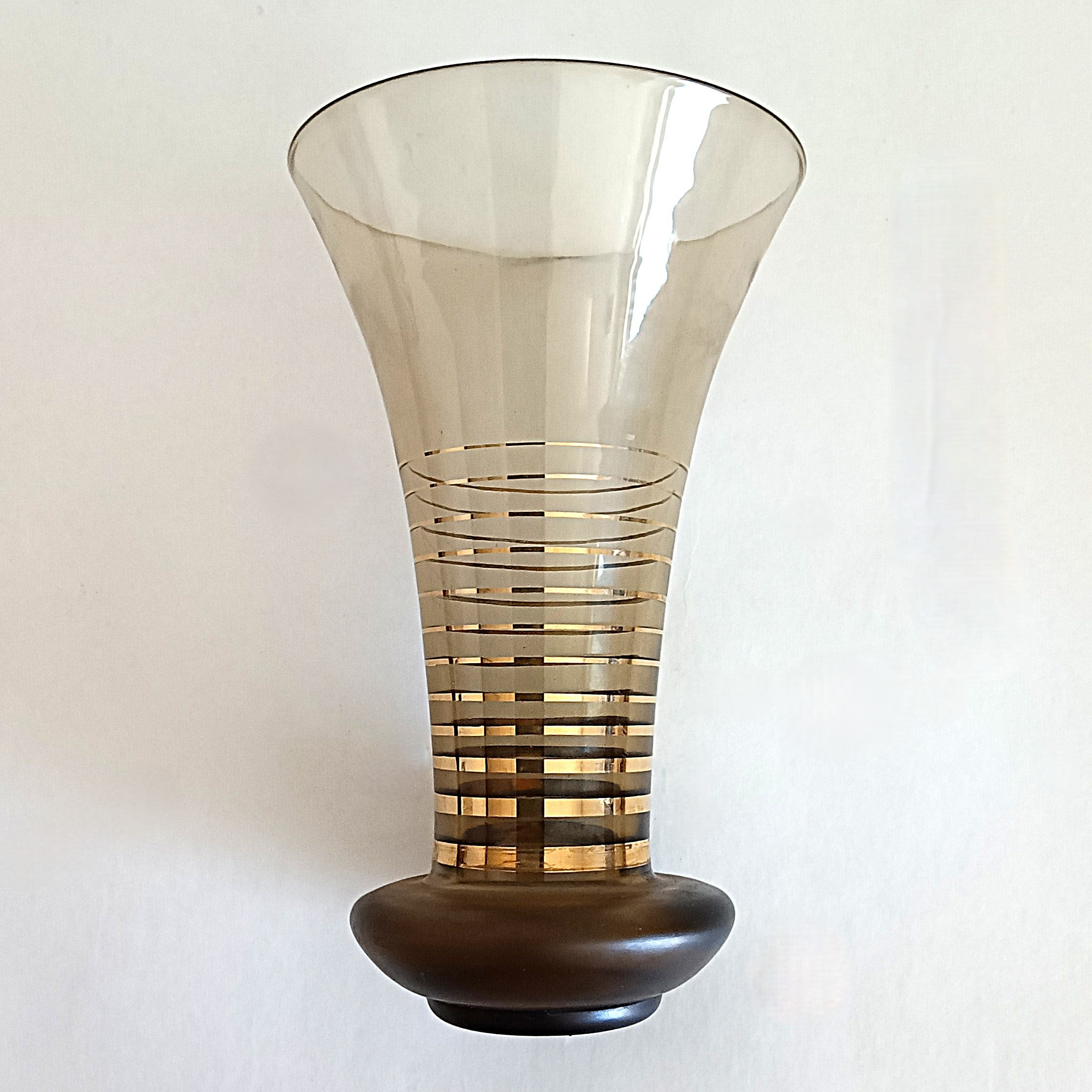 Voir photo 4 de Vase en verre h 20 cm avec bandes dorées et base sombre Ø 12 cm Vase en verre h 20 cm avec bandes dorées et base sombre Ø 12 cm Bon état reconditionné photo 4