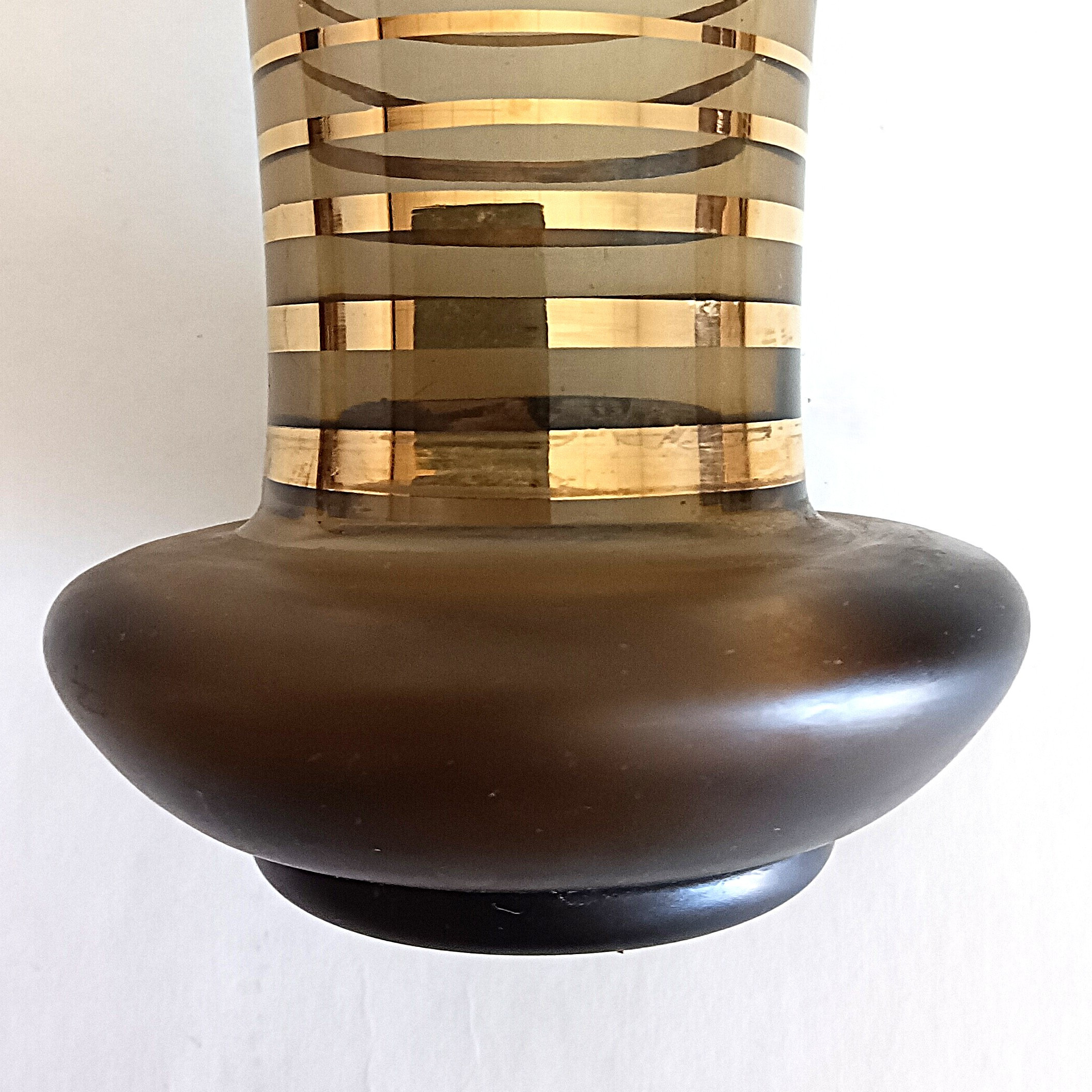 Voir photo 5 de Vase en verre h 20 cm avec bandes dorées et base sombre Ø 12 cm Vase en verre h 20 cm avec bandes dorées et base sombre Ø 12 cm Bon état reconditionné photo 5