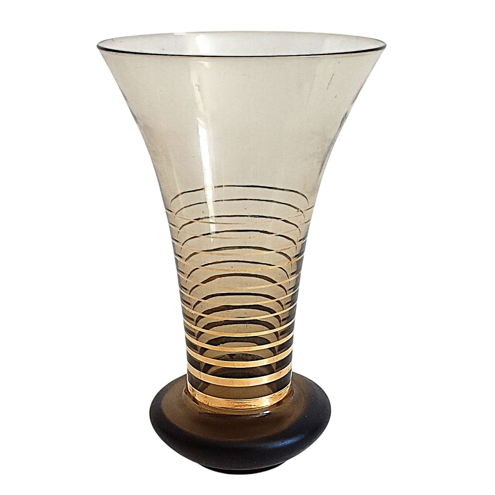 Acheter Vase en verre h 20 cm avec bandes dorées et base sombre Ø 12 cm Bon état - 18,00 € Vase en verre h 20 cm avec bandes dorées et base sombre Ø 12 cm Bon état reconditionné disponible sur Label Emmaüs