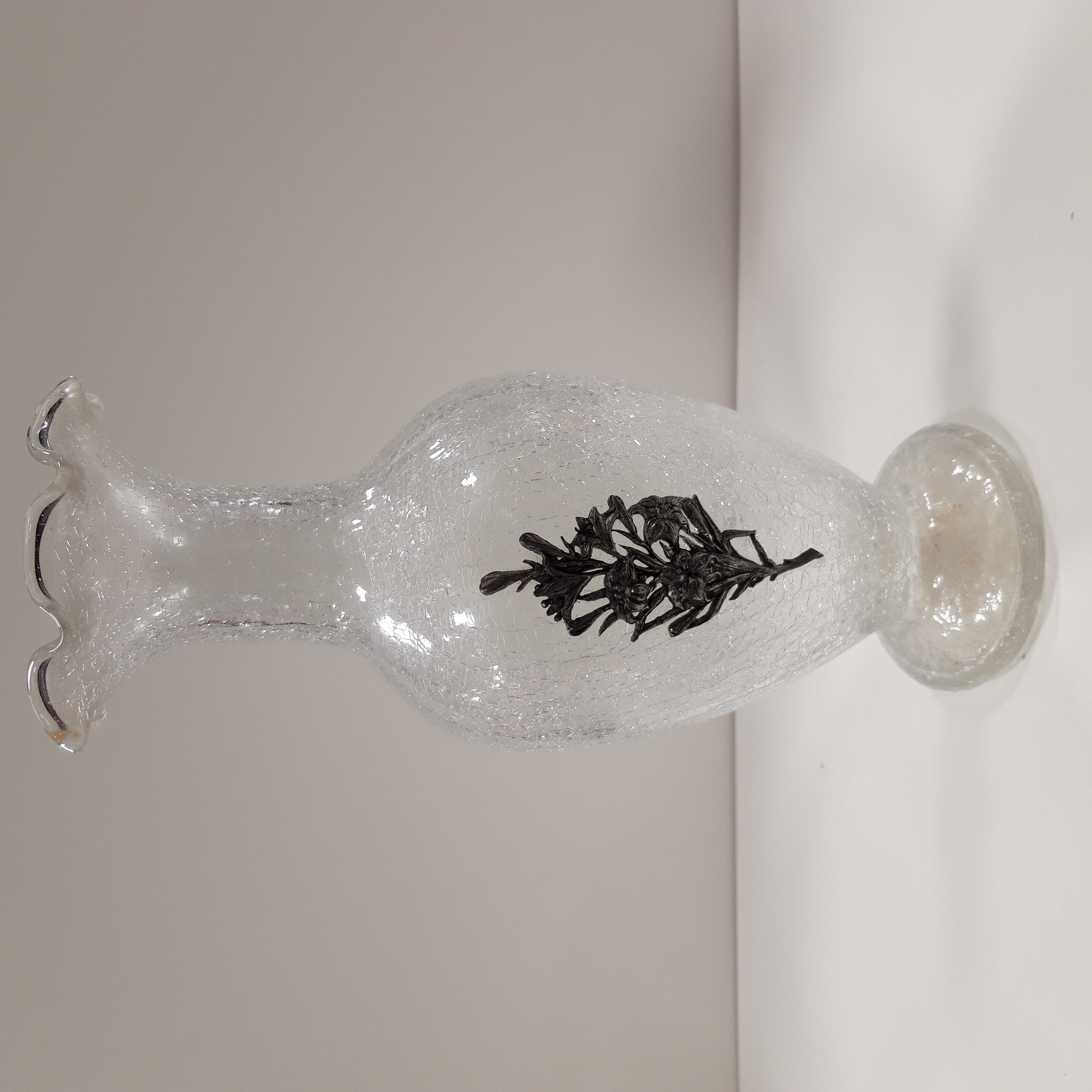 Vase en verre, motif cassé et à relief Très bon état - 20,00 € Vase en verre, motif cassé et à relief Très bon état reconditionné disponible sur Label Emmaüs